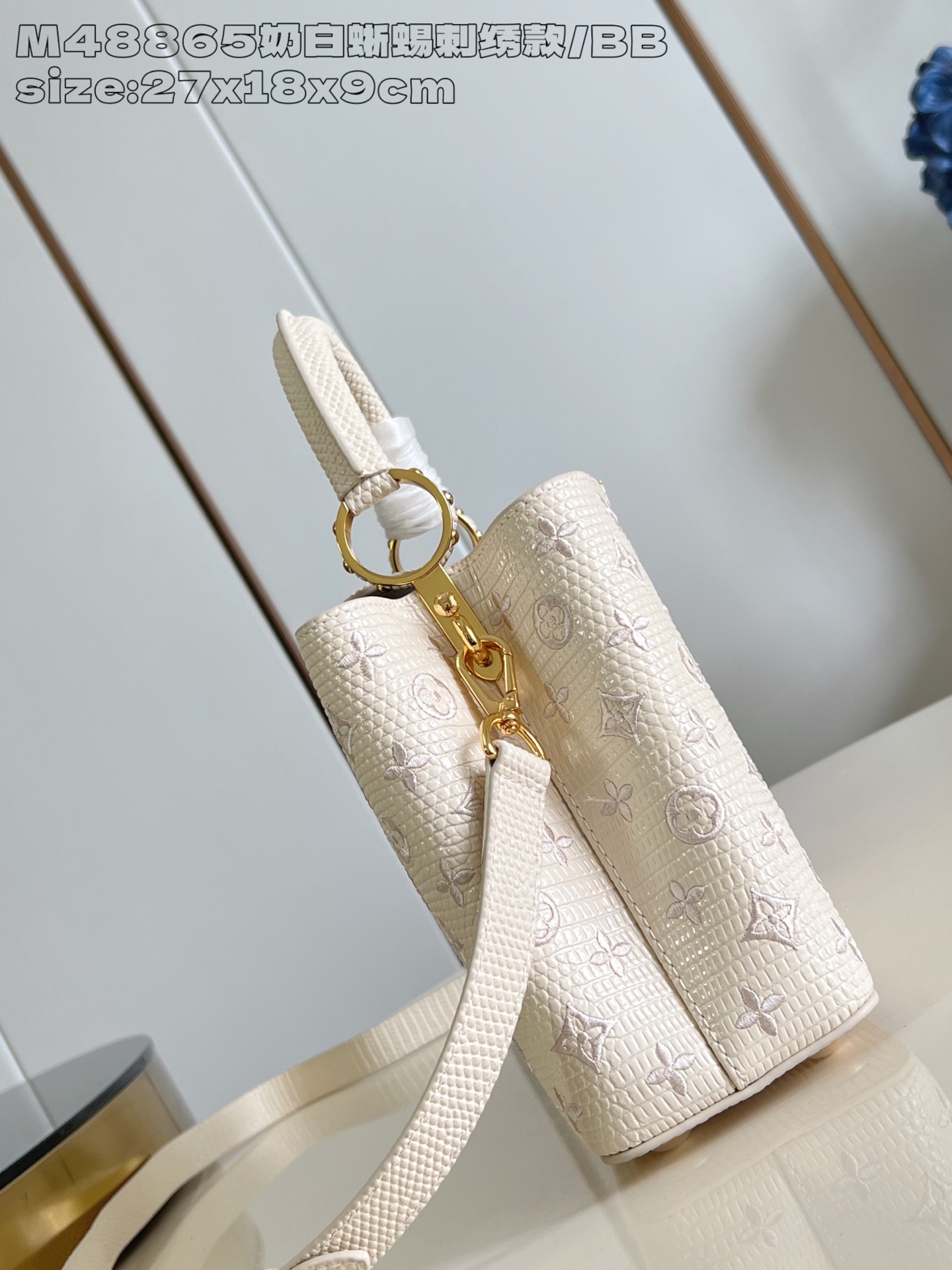 【顶级原单 M48865奶白蜥蜴刺绣款/小号 】 本款 Capucines BB手袋采用 Taurill