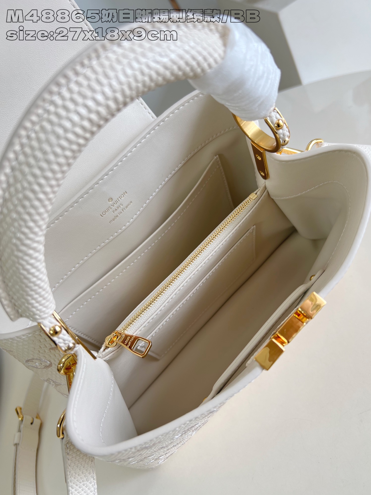 【顶级原单 M48865奶白蜥蜴刺绣款/小号 】 本款 Capucines BB手袋采用 Taurill