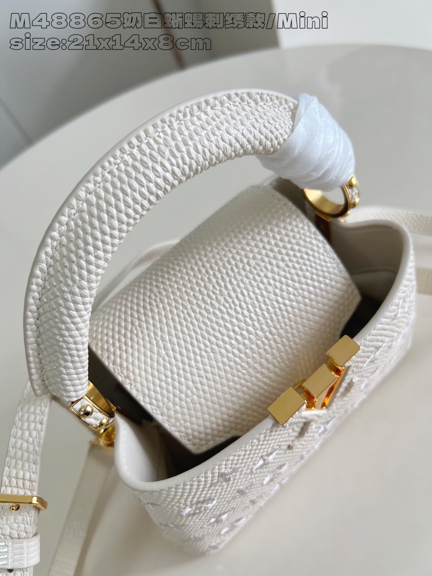 【顶级原单 M48865奶白蜥蜴刺绣款/迷你 】本款 Capucines 迷你手袋采用 Taurillo