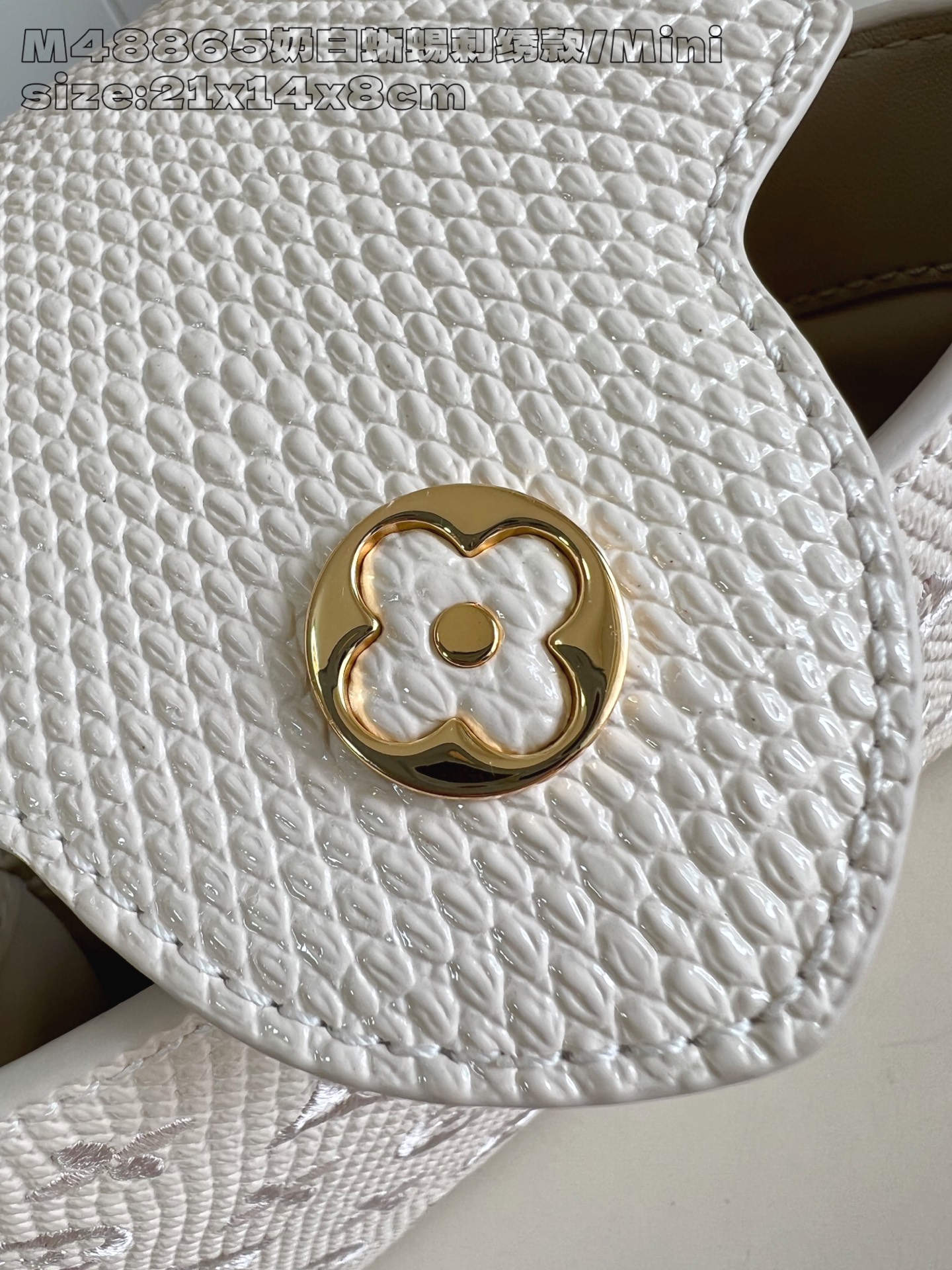 【顶级原单 M48865奶白蜥蜴刺绣款/迷你 】本款 Capucines 迷你手袋采用 Taurillo