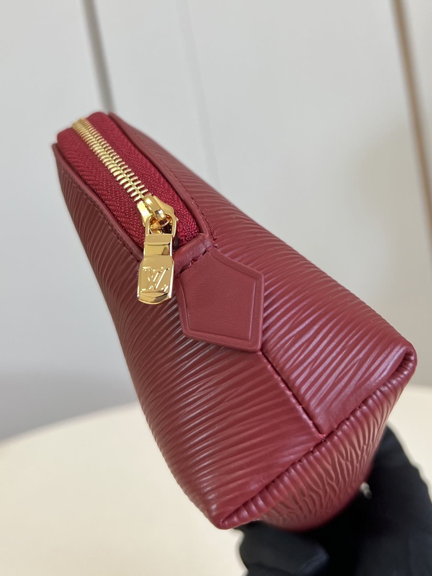 【顶级原单 M15201大号 】本款 Pochette Cosmétique 大号化妆包为 Epi 粒面