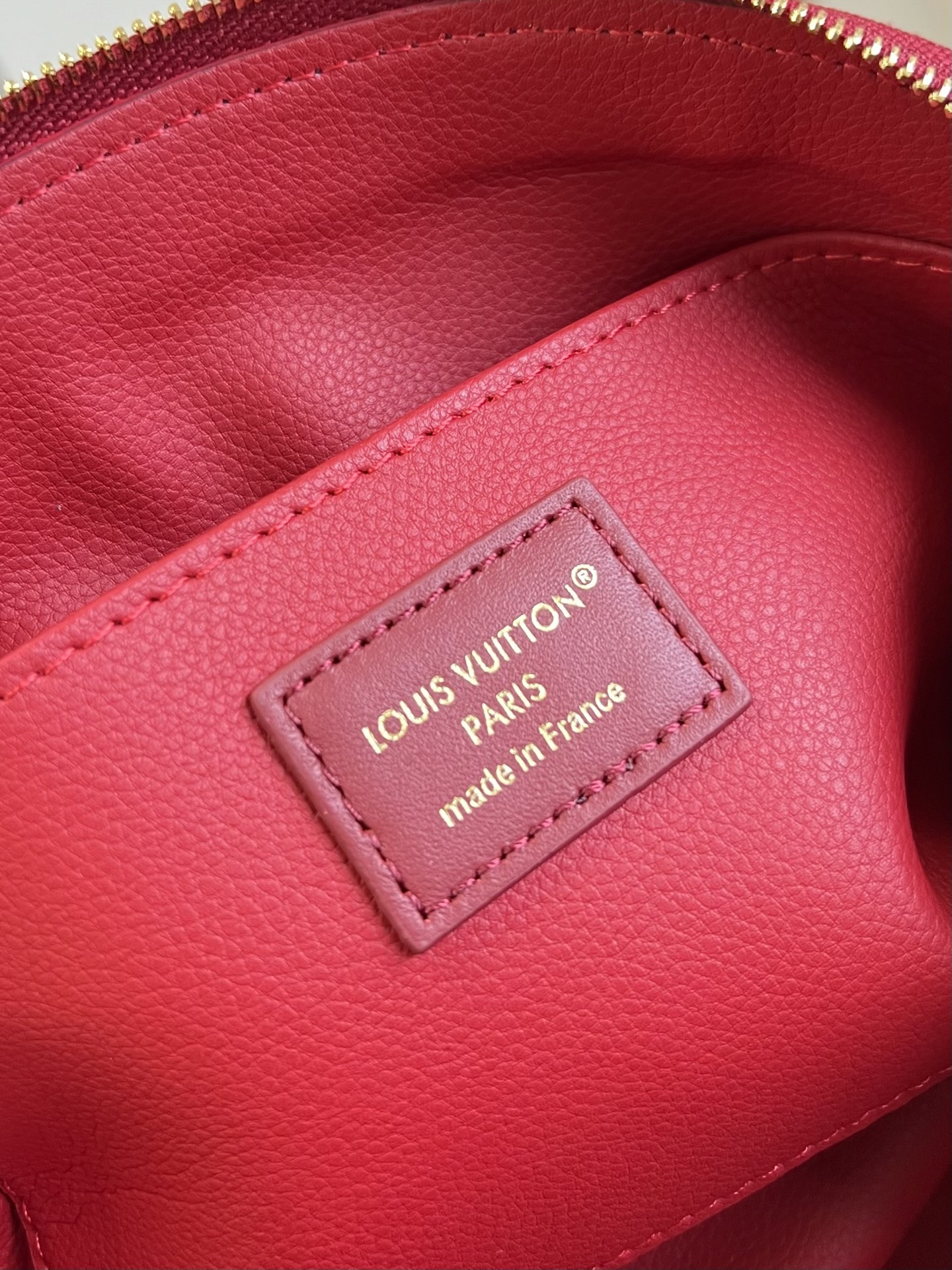 【顶级原单 M15201大号 】本款 Pochette Cosmétique 大号化妆包为 Epi 粒面