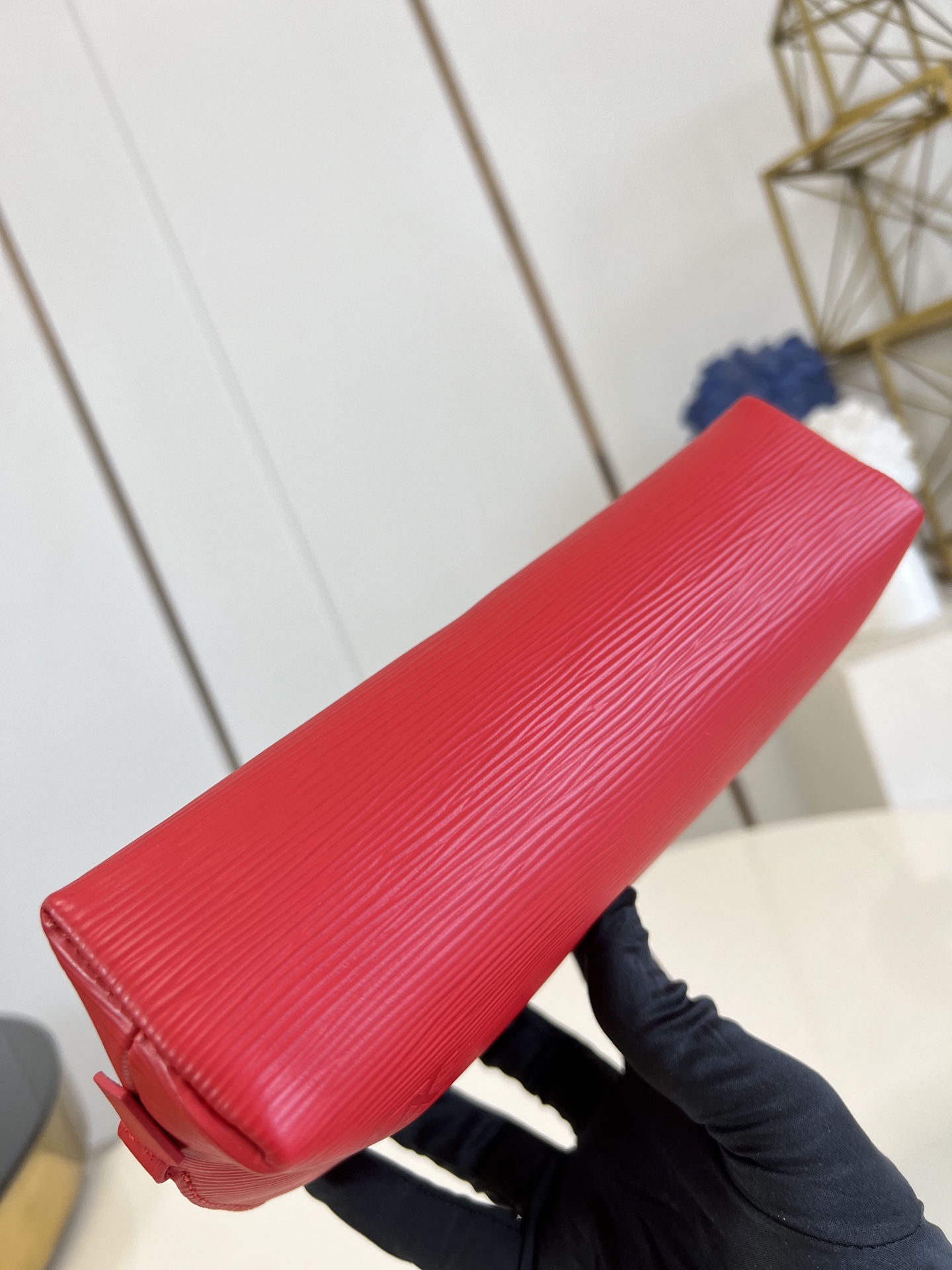 【顶级原单 M15197大号 】本款 Pochette Cosmétique 大号化妆包为 Epi 粒面