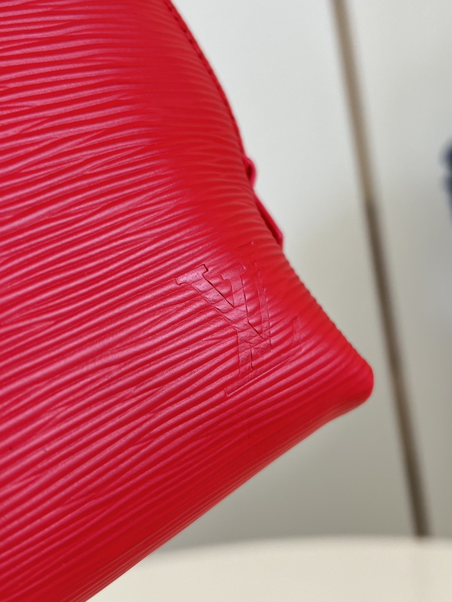 【顶级原单 M15197大号 】本款 Pochette Cosmétique 大号化妆包为 Epi 粒面