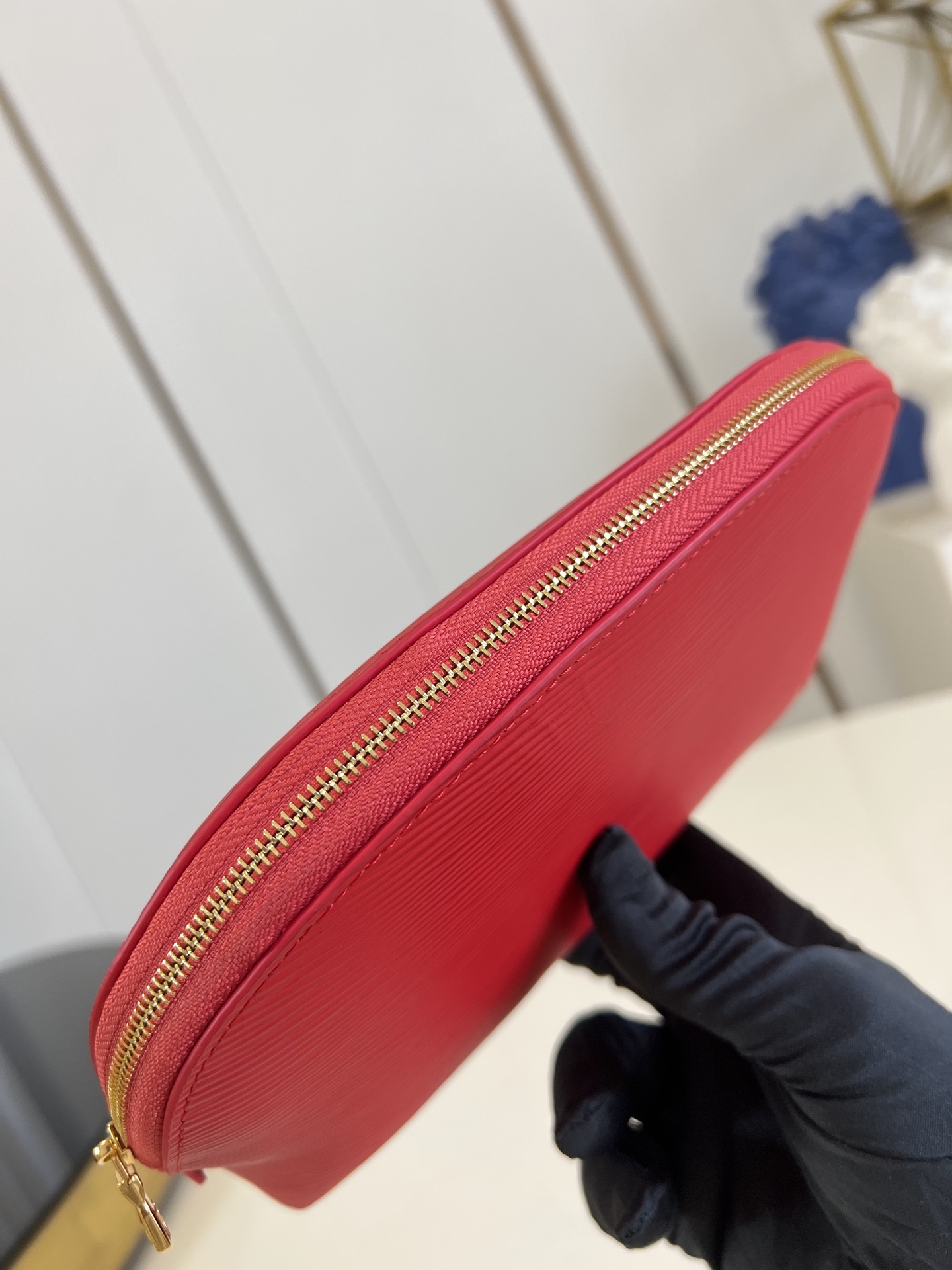 【顶级原单 M15197大号 】本款 Pochette Cosmétique 大号化妆包为 Epi 粒面