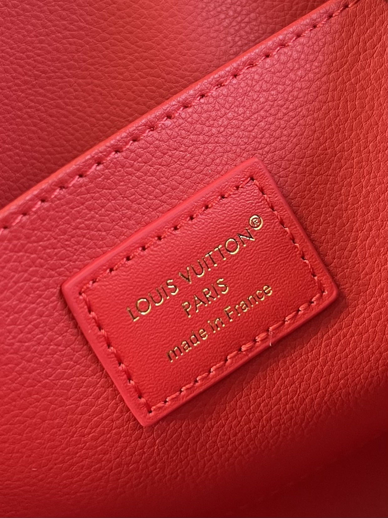 【顶级原单 M15197大号 】本款 Pochette Cosmétique 大号化妆包为 Epi 粒面