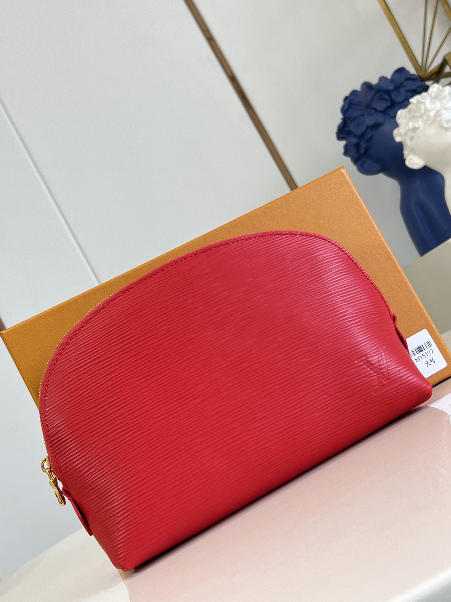 【顶级原单 M15197大号 】本款 Pochette Cosmétique 大号化妆包为 Epi 粒面