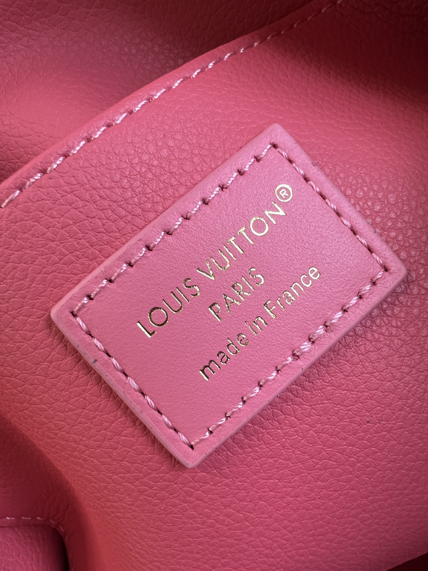 【顶级原单 M15198大号 】本款 Pochette Cosmétique 大号化妆包为 Epi 粒面