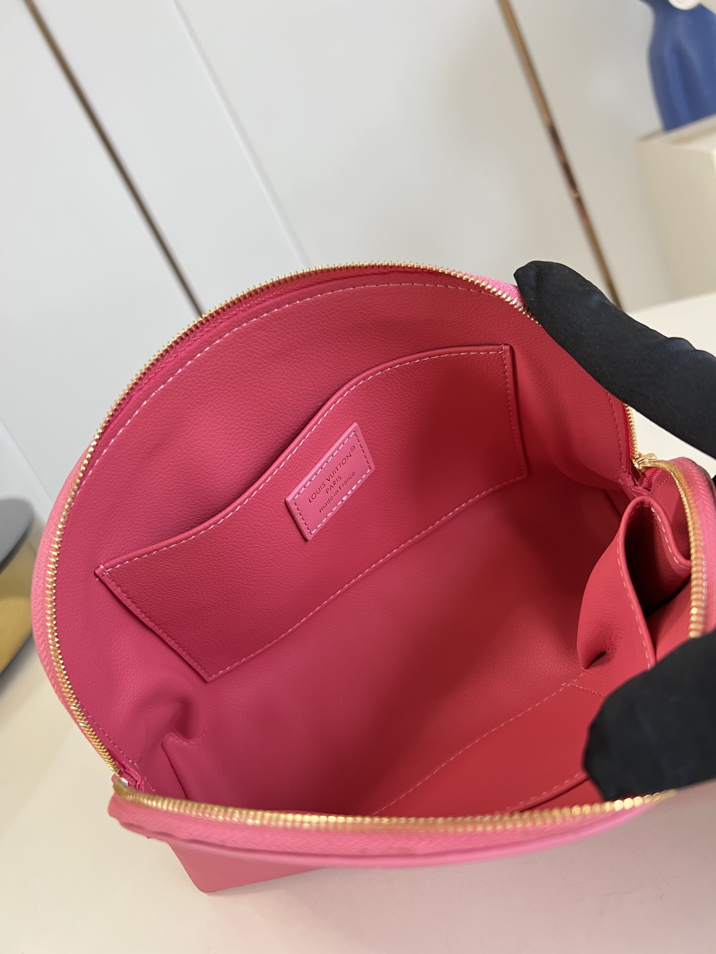 【顶级原单 M15198大号 】本款 Pochette Cosmétique 大号化妆包为 Epi 粒面