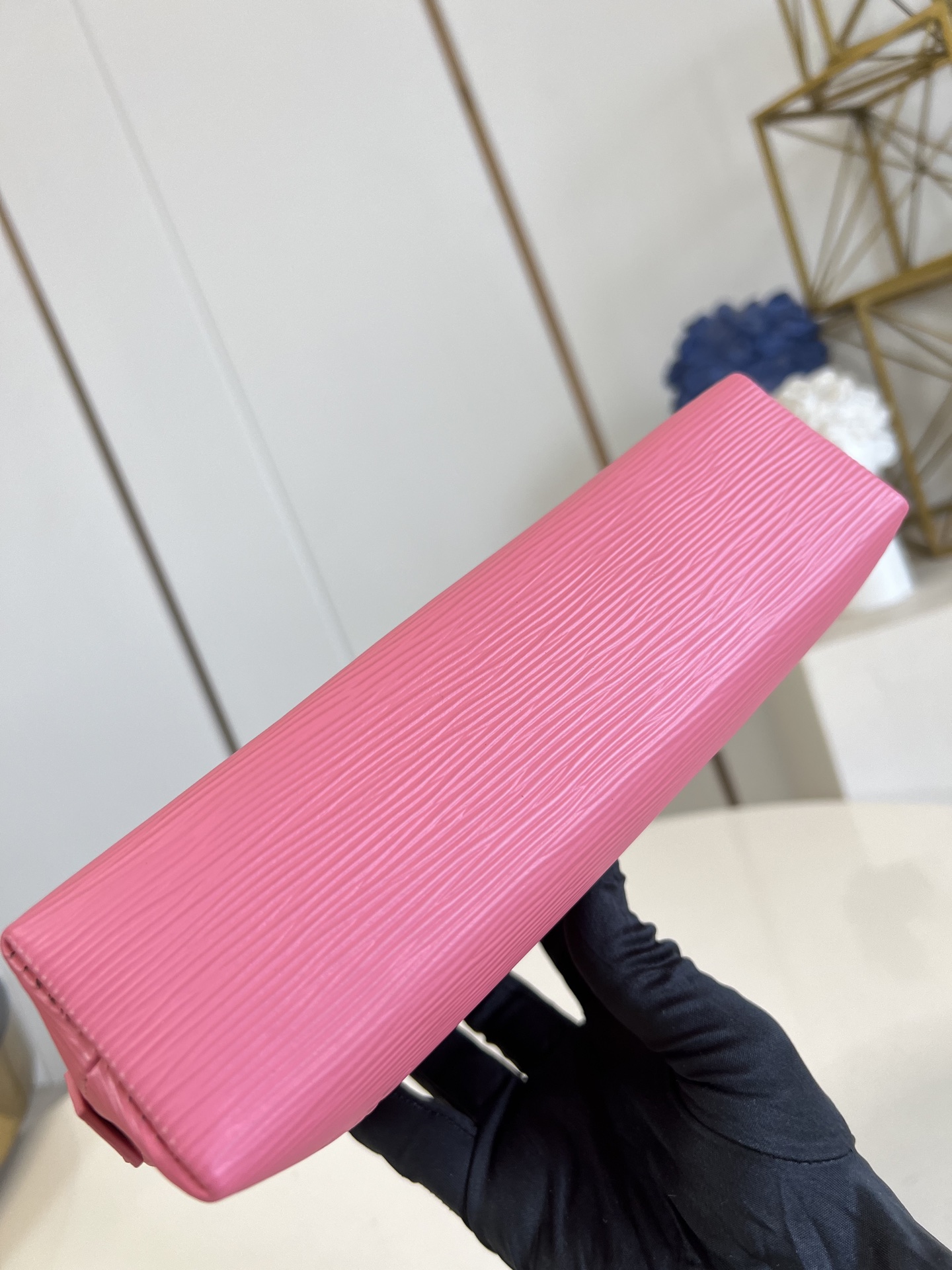 【顶级原单 M15198大号 】本款 Pochette Cosmétique 大号化妆包为 Epi 粒面