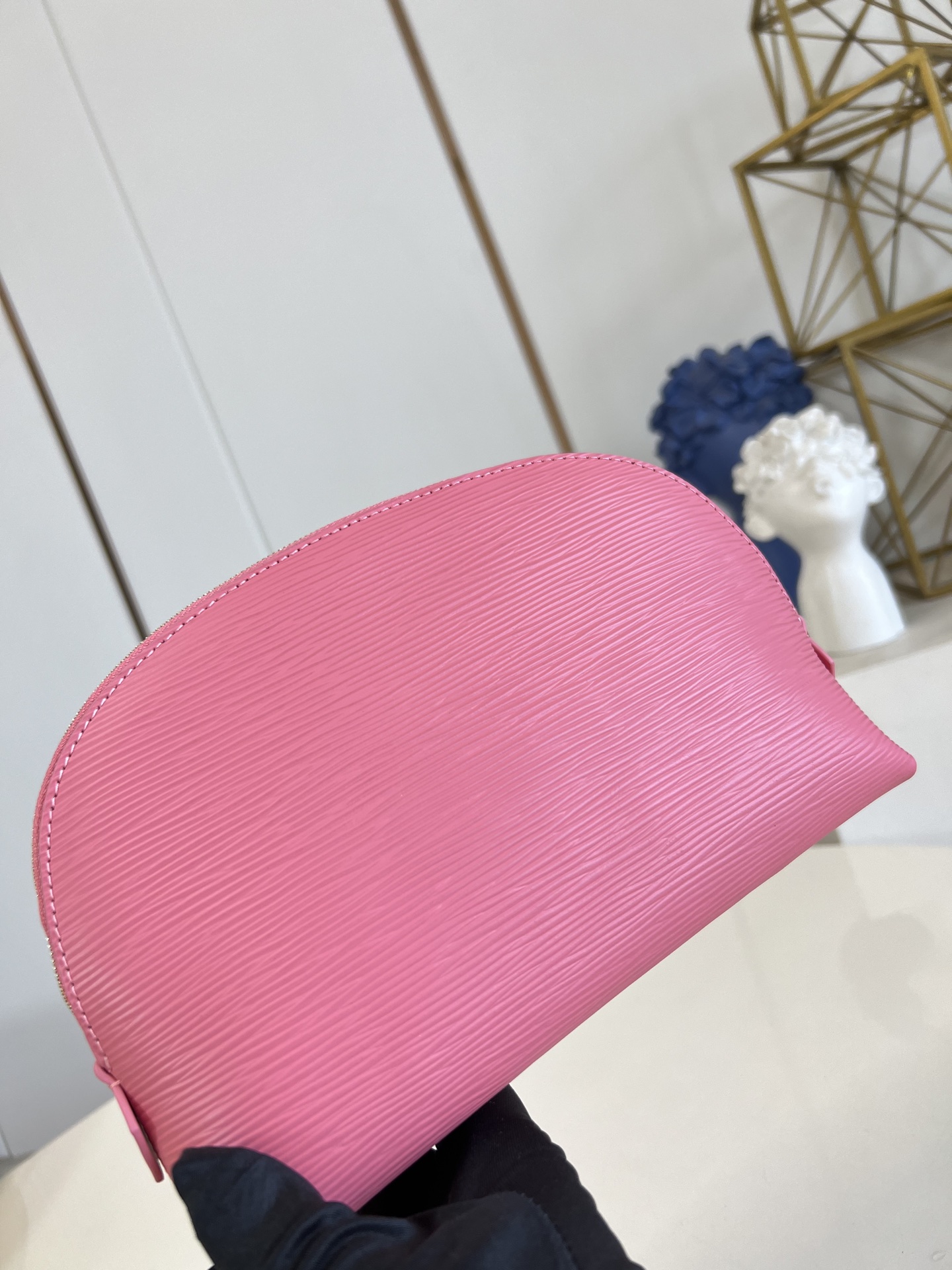 【顶级原单 M15198大号 】本款 Pochette Cosmétique 大号化妆包为 Epi 粒面