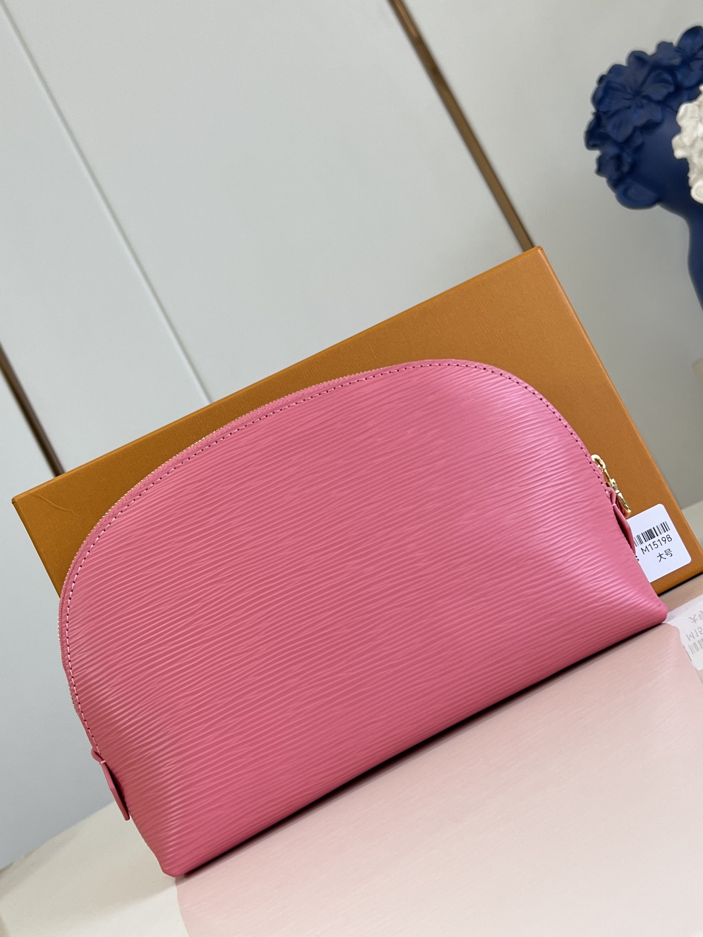 【顶级原单 M15198大号 】本款 Pochette Cosmétique 大号化妆包为 Epi 粒面