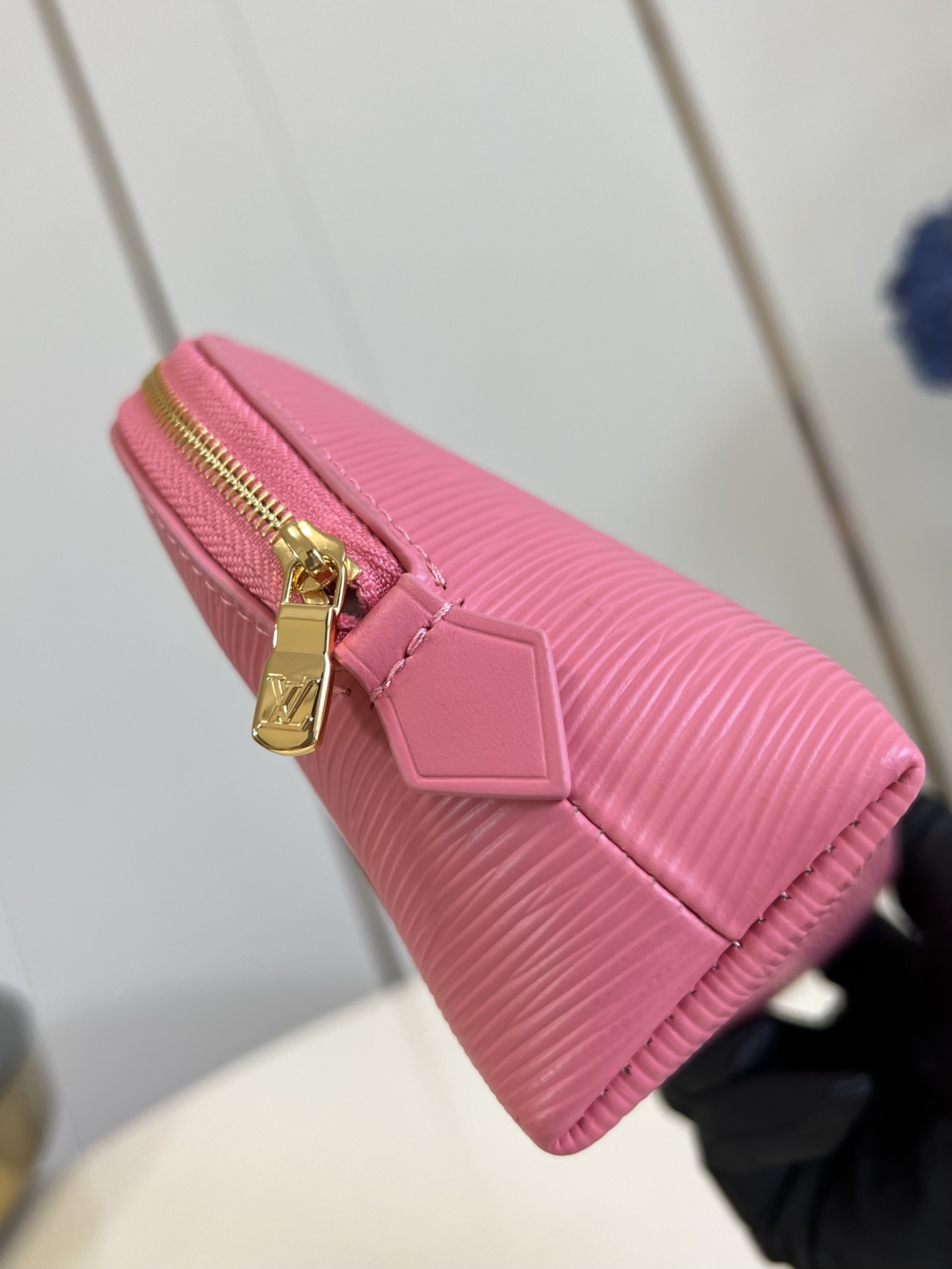 【顶级原单 M15198大号 】本款 Pochette Cosmétique 大号化妆包为 Epi 粒面