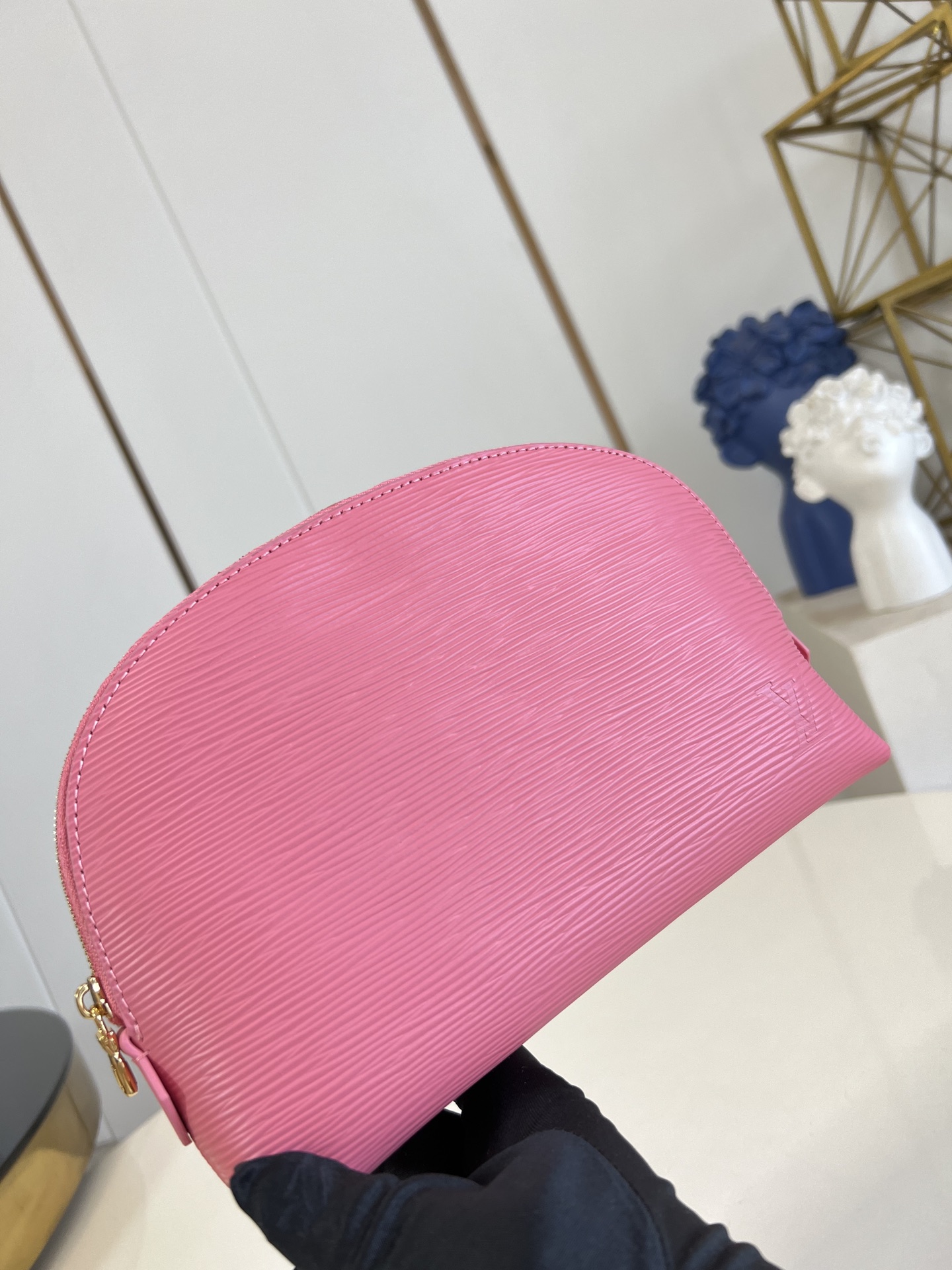 【顶级原单 M15198大号 】本款 Pochette Cosmétique 大号化妆包为 Epi 粒面