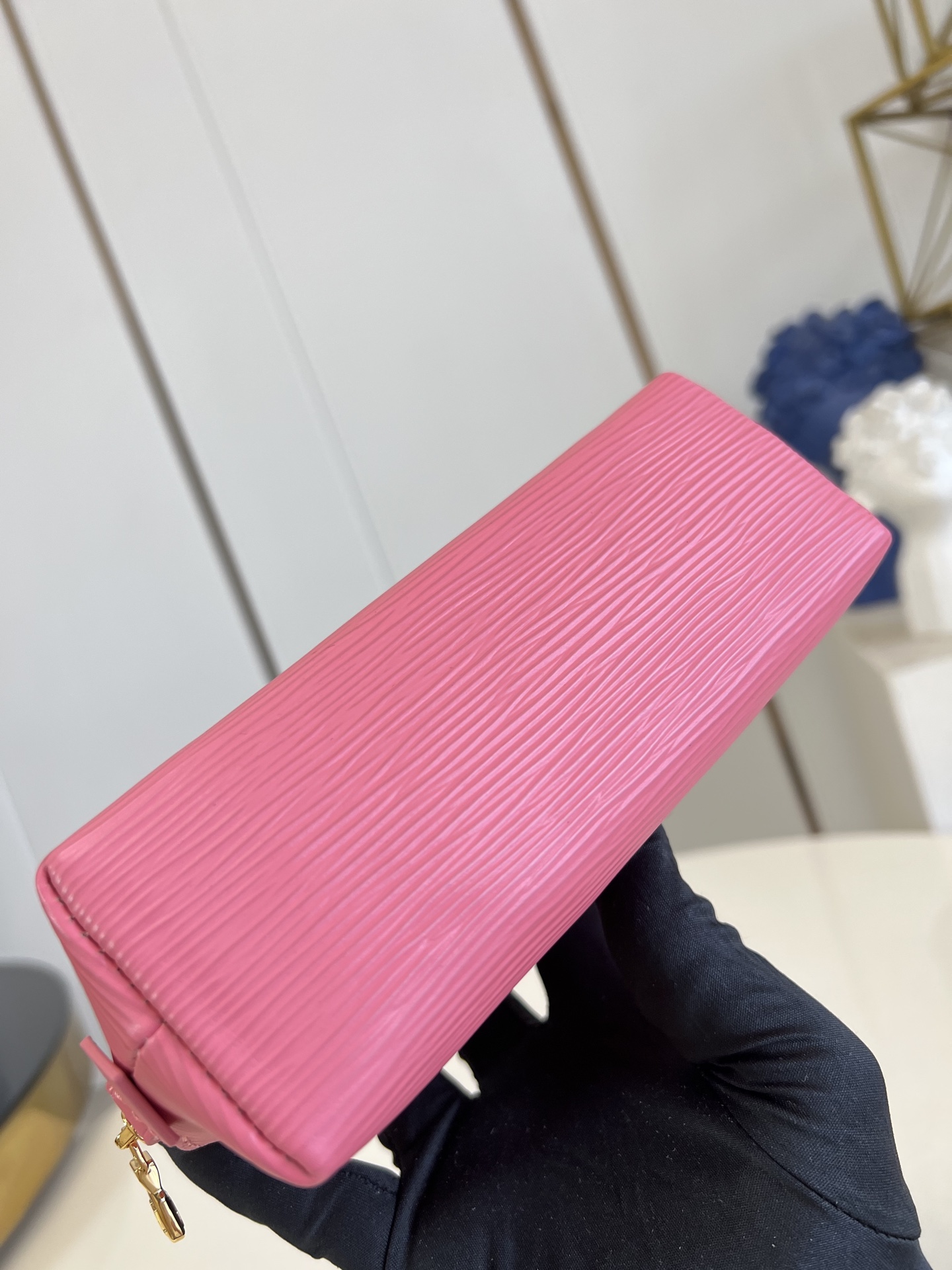 【顶级原单 M15198小号 】本款 Pochette Cosmétique 小号化妆包为 Epi 粒面