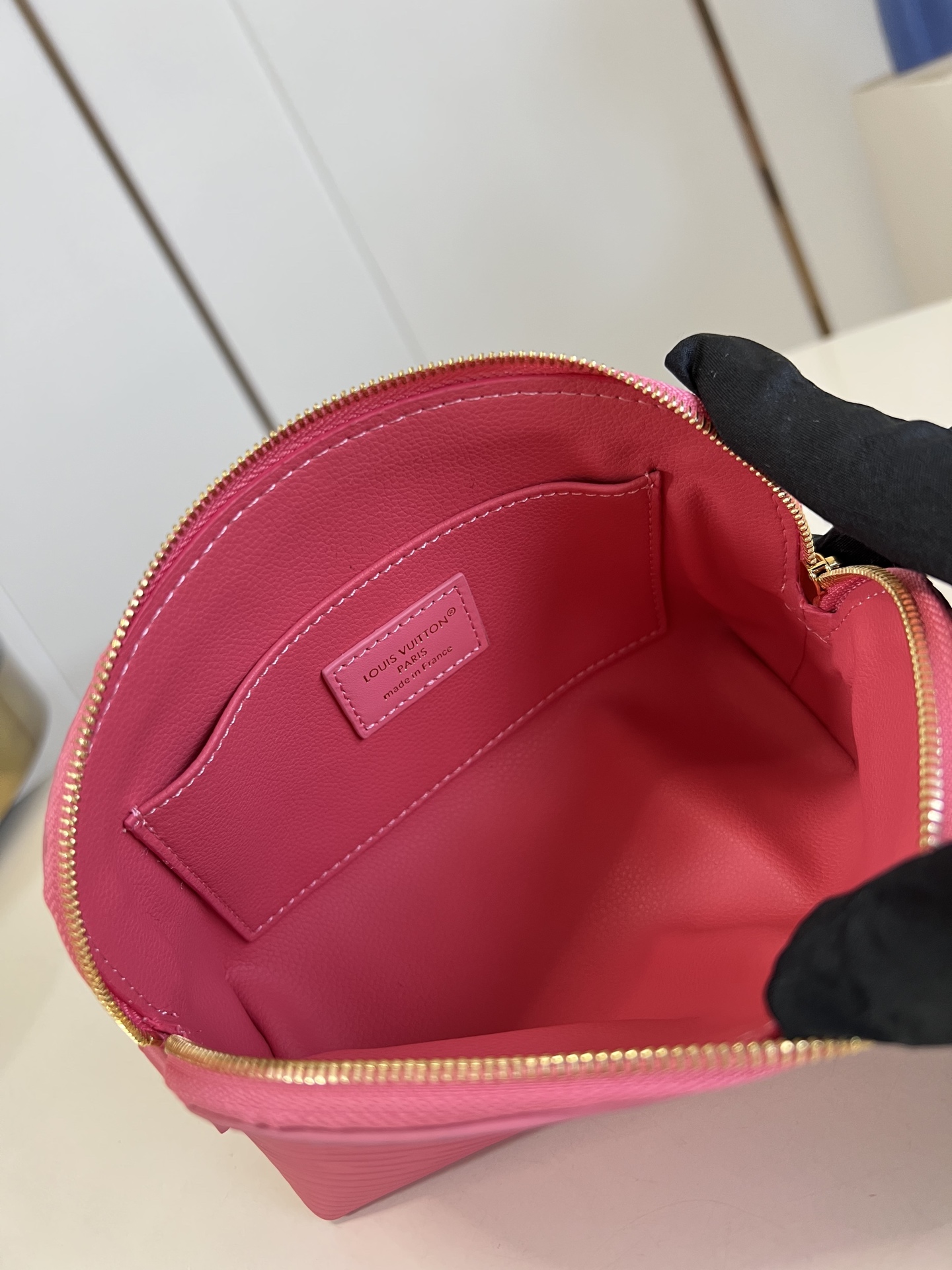 【顶级原单 M15198小号 】本款 Pochette Cosmétique 小号化妆包为 Epi 粒面