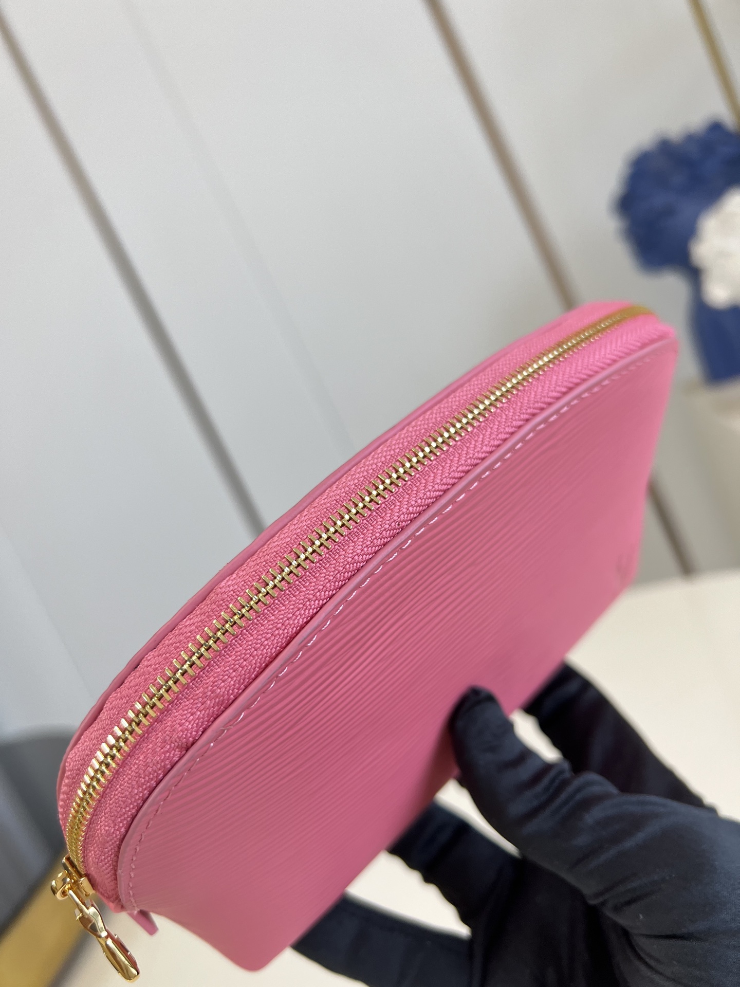 【顶级原单 M15198小号 】本款 Pochette Cosmétique 小号化妆包为 Epi 粒面