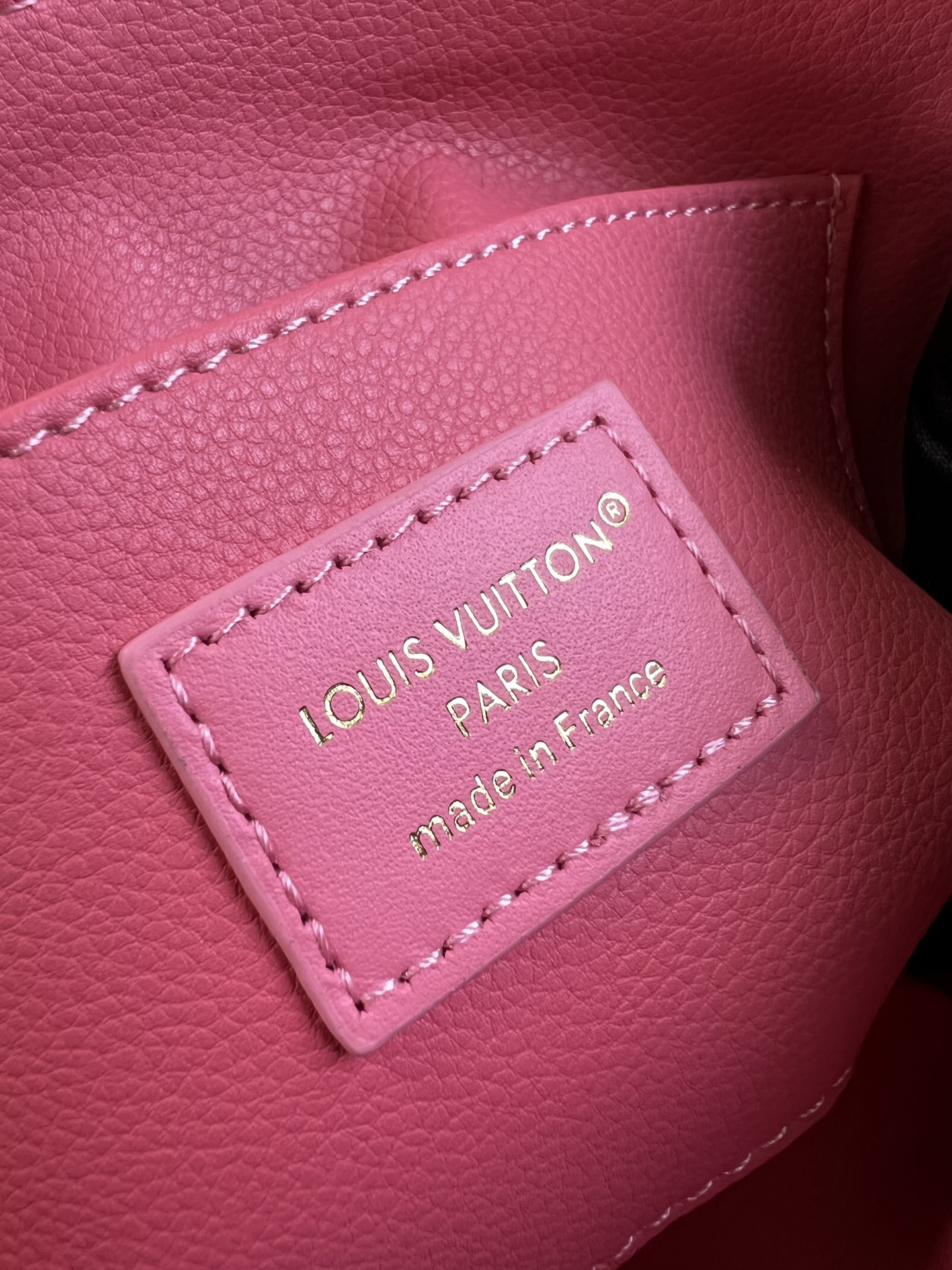 【顶级原单 M15198小号 】本款 Pochette Cosmétique 小号化妆包为 Epi 粒面