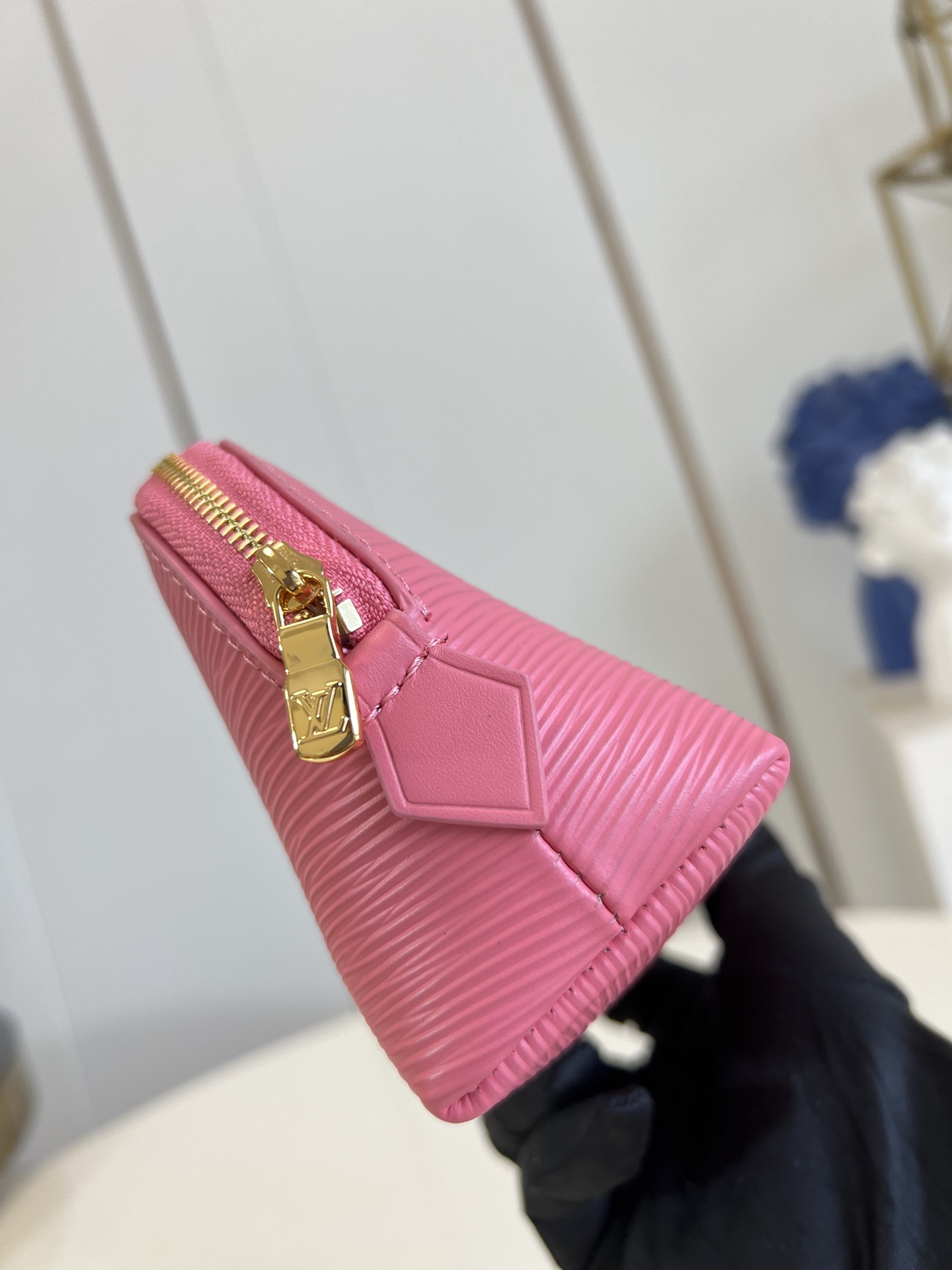 【顶级原单 M15198小号 】本款 Pochette Cosmétique 小号化妆包为 Epi 粒面