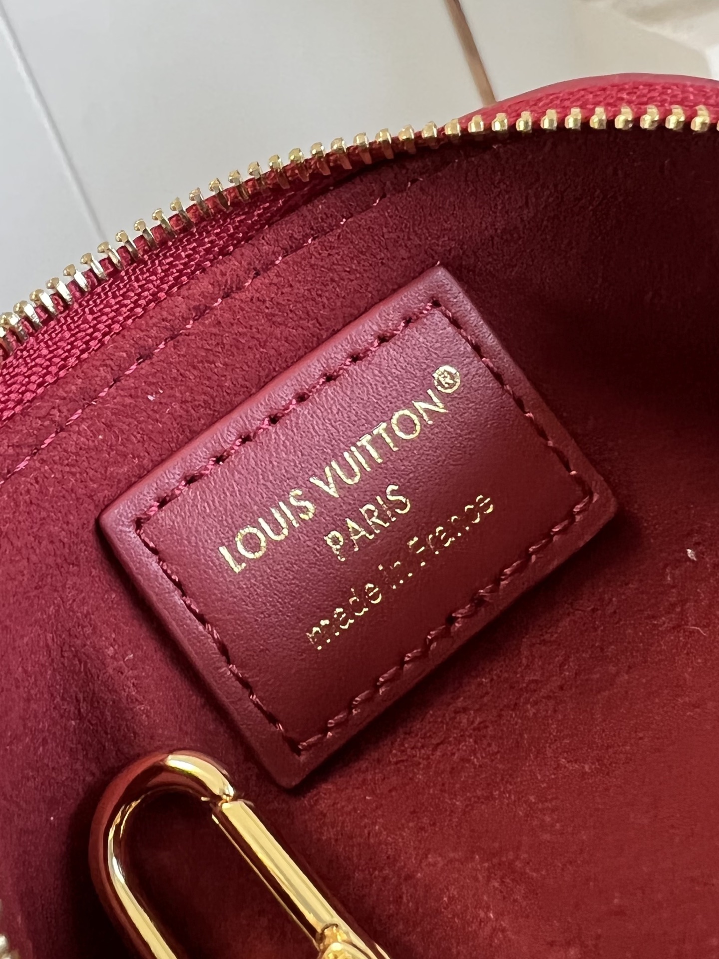 【顶级原单 M25685酒红 】Lipstick化妆包以迷你版本解构品牌化妆包的经典构型，打造单只唇有的