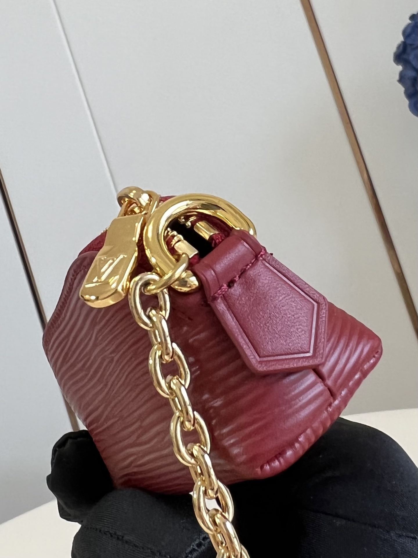 【顶级原单 M25685酒红 】Lipstick化妆包以迷你版本解构品牌化妆包的经典构型，打造单只唇有的