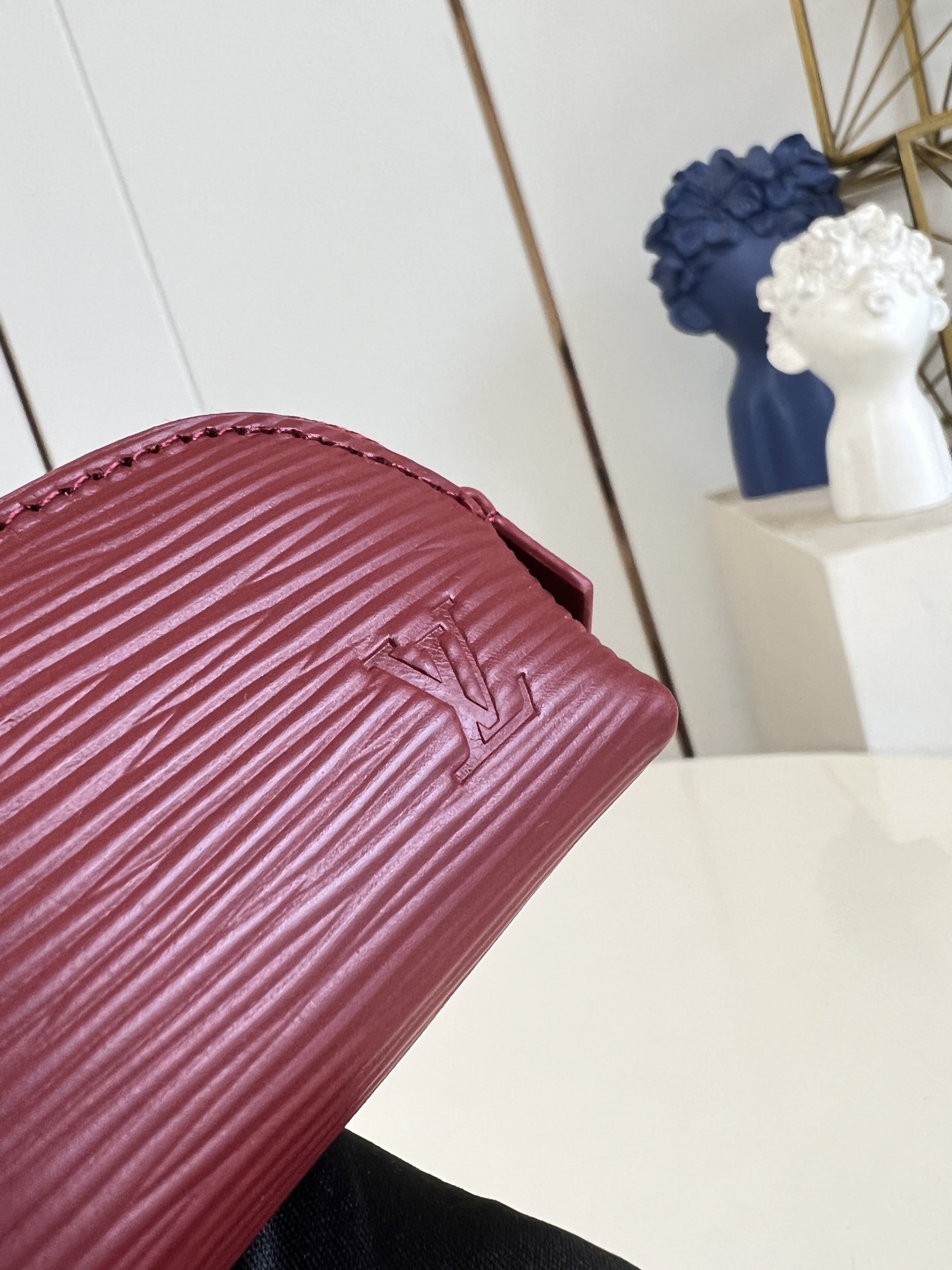 【顶级原单 M25685酒红 】Lipstick化妆包以迷你版本解构品牌化妆包的经典构型，打造单只唇有的