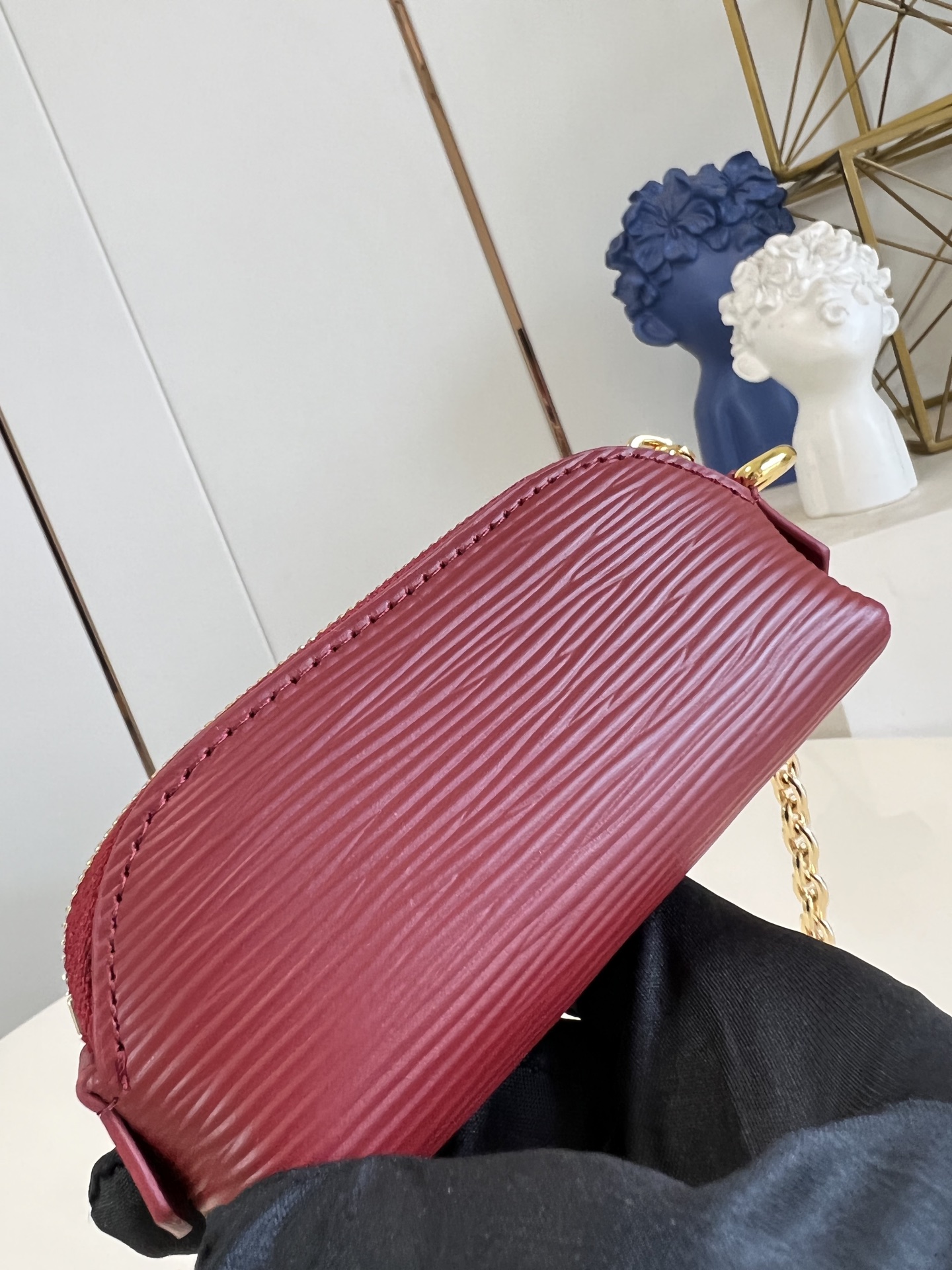 【顶级原单 M25685酒红 】Lipstick化妆包以迷你版本解构品牌化妆包的经典构型，打造单只唇有的