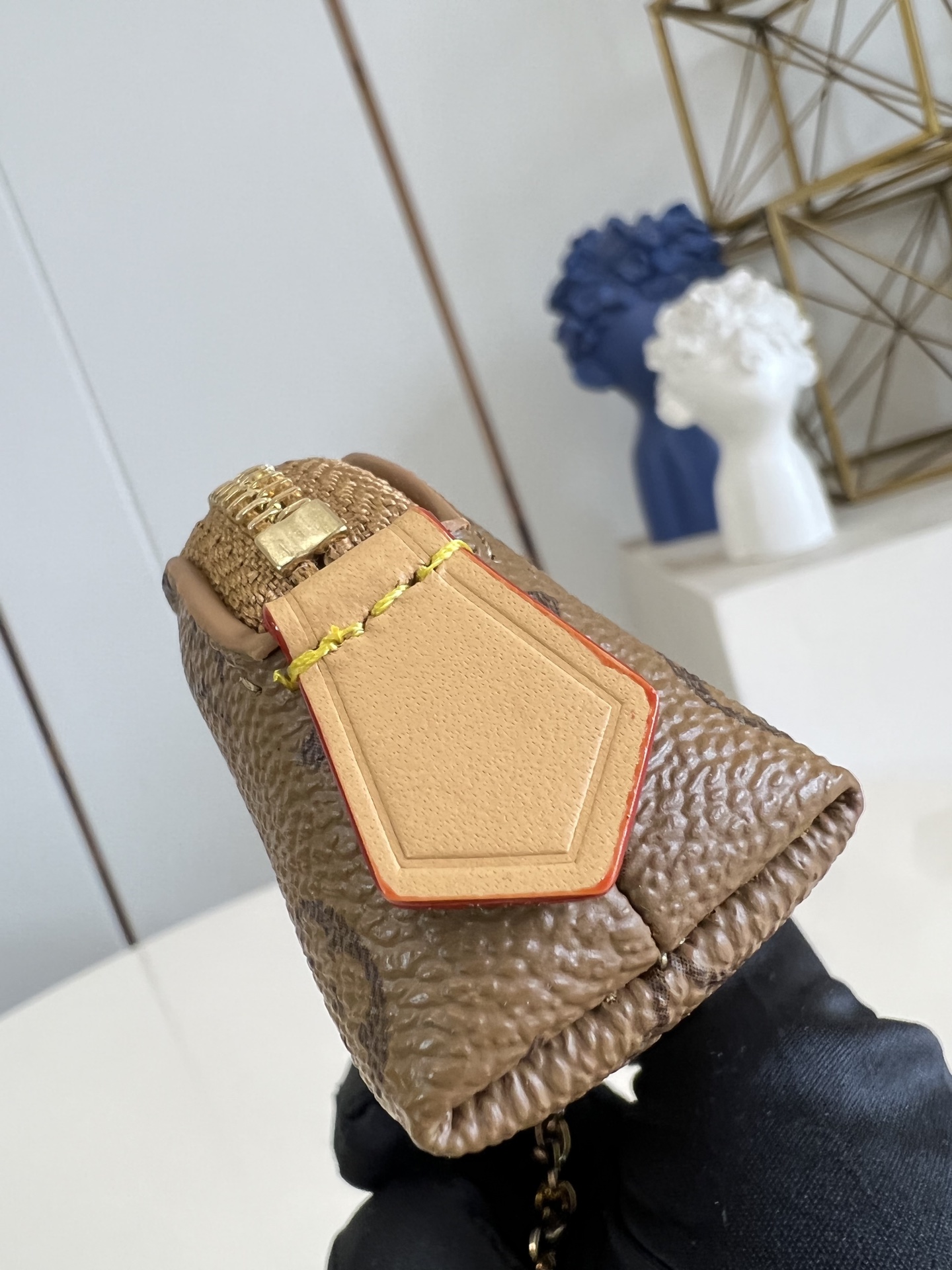 【顶级原单 M25694黄花 】Lipstick化妆包以迷你版本解构品牌化妆包的经典构型，打造单只唇有的