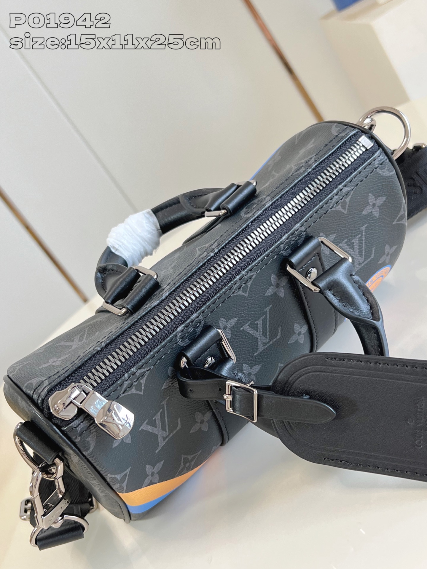 【顶级原单 】本款 Keepall 25 手袋采用 Monogram Eclipse 帆布塑造紧凑构型，