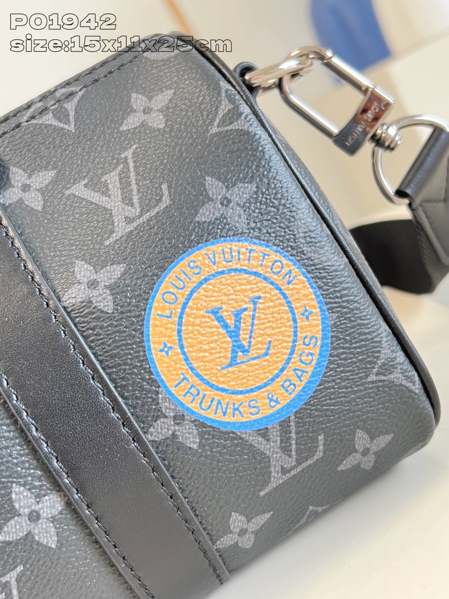 【顶级原单 】本款 Keepall 25 手袋采用 Monogram Eclipse 帆布塑造紧凑构型，