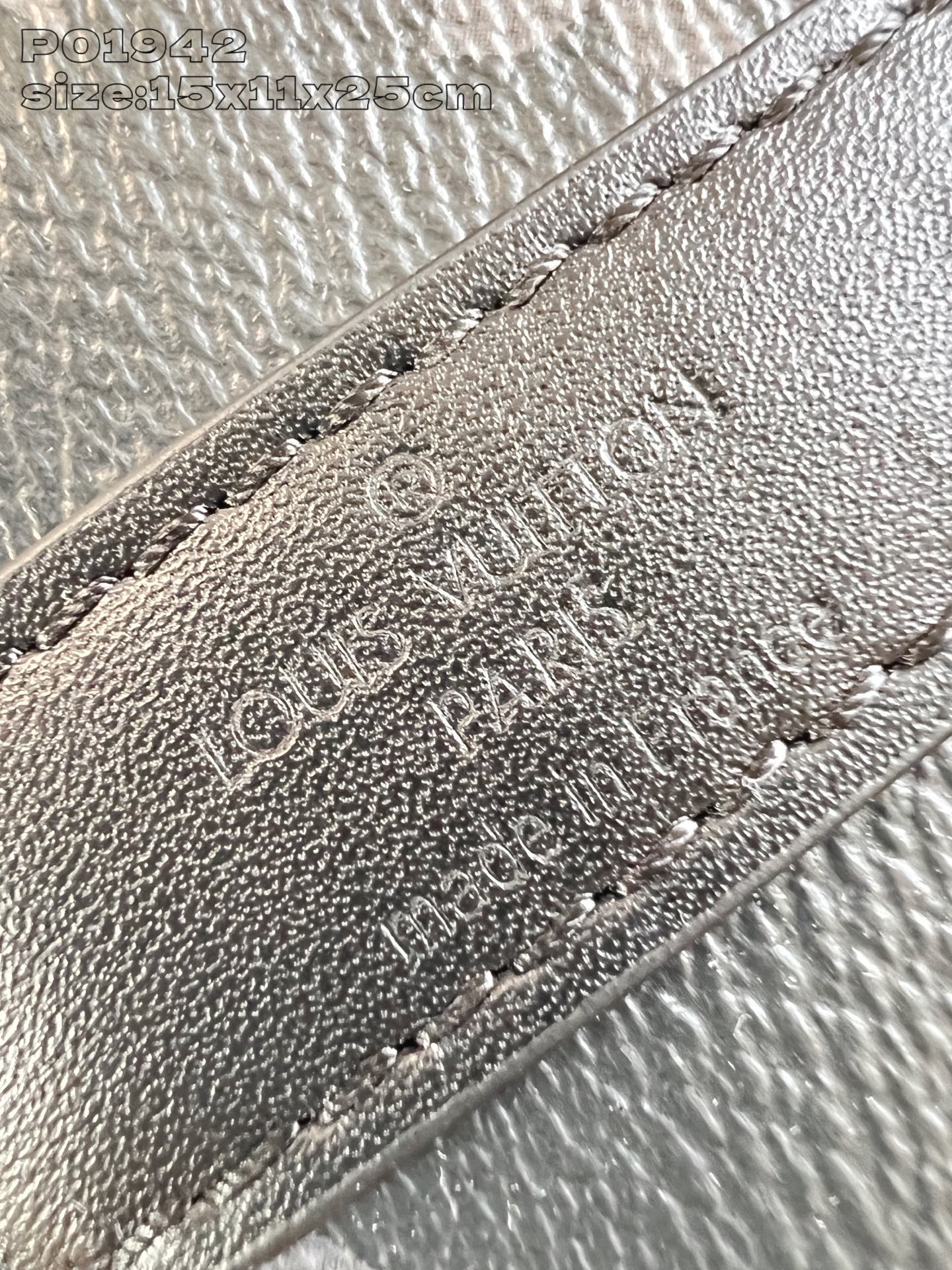 【顶级原单 】本款 Keepall 25 手袋采用 Monogram Eclipse 帆布塑造紧凑构型，