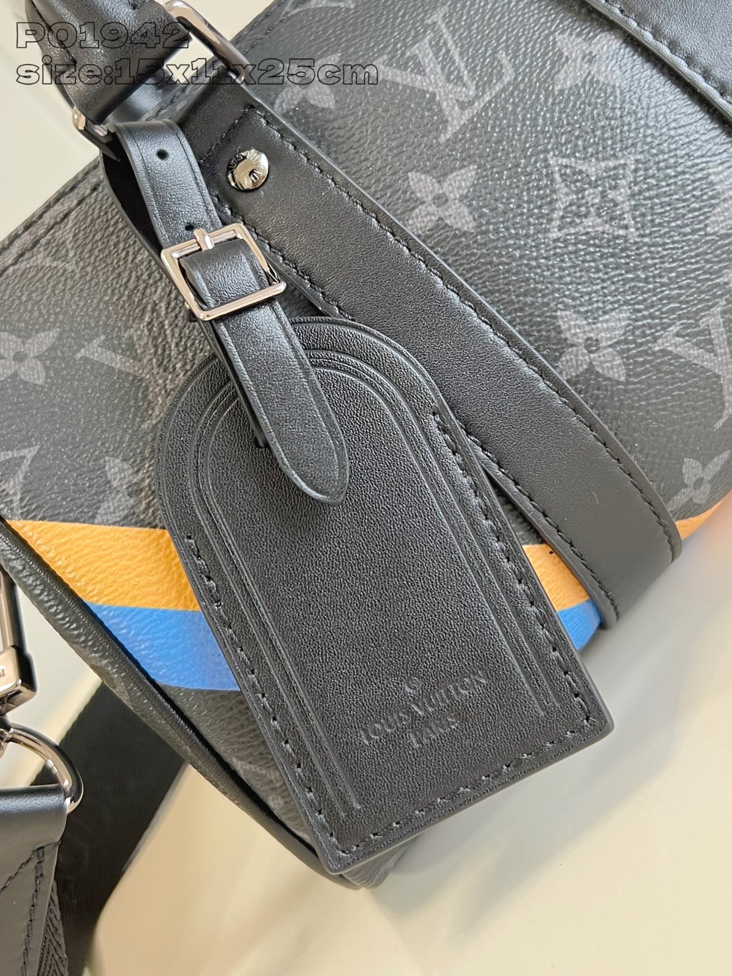 【顶级原单 】本款 Keepall 25 手袋采用 Monogram Eclipse 帆布塑造紧凑构型，