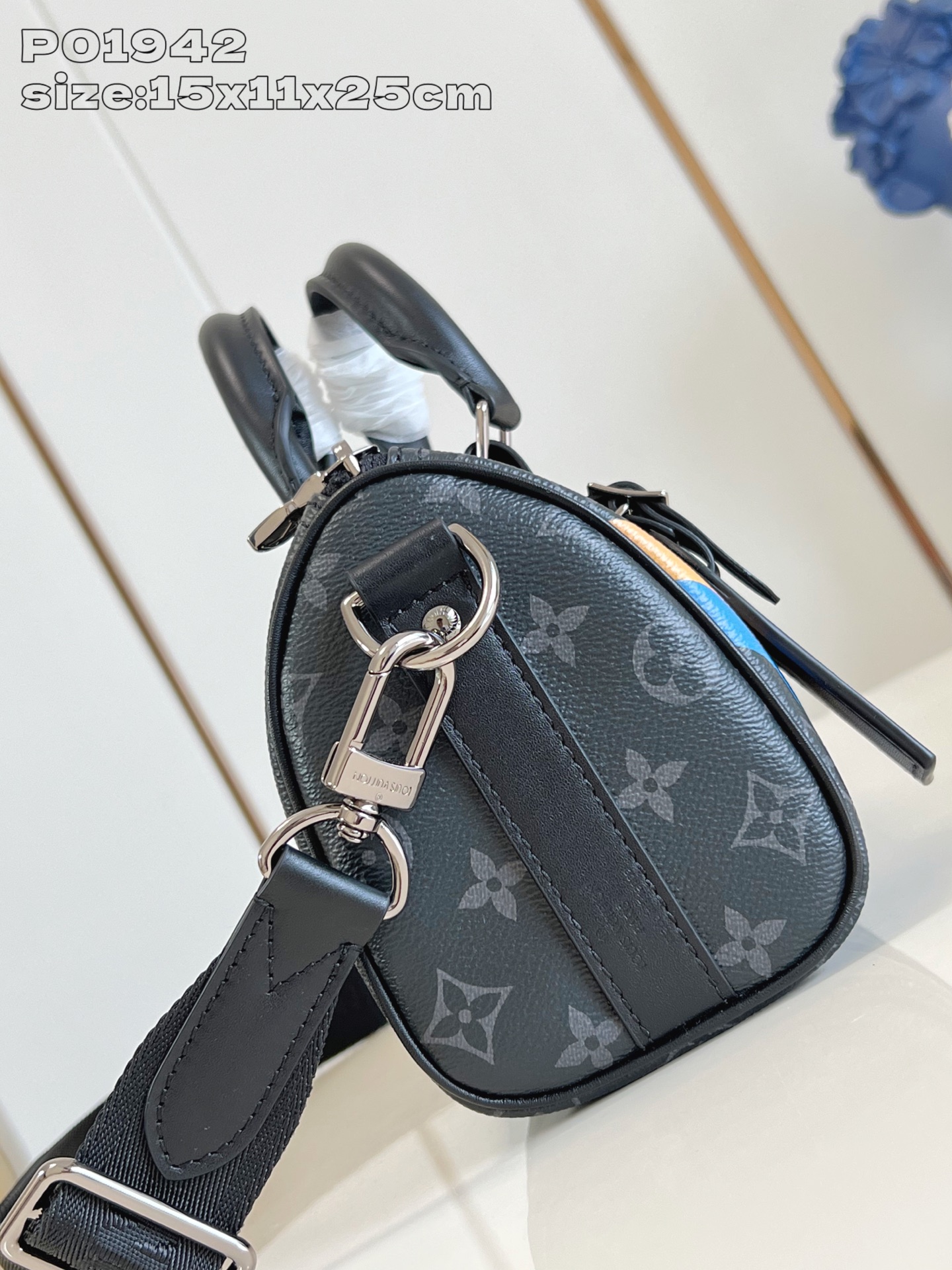 【顶级原单 】本款 Keepall 25 手袋采用 Monogram Eclipse 帆布塑造紧凑构型，