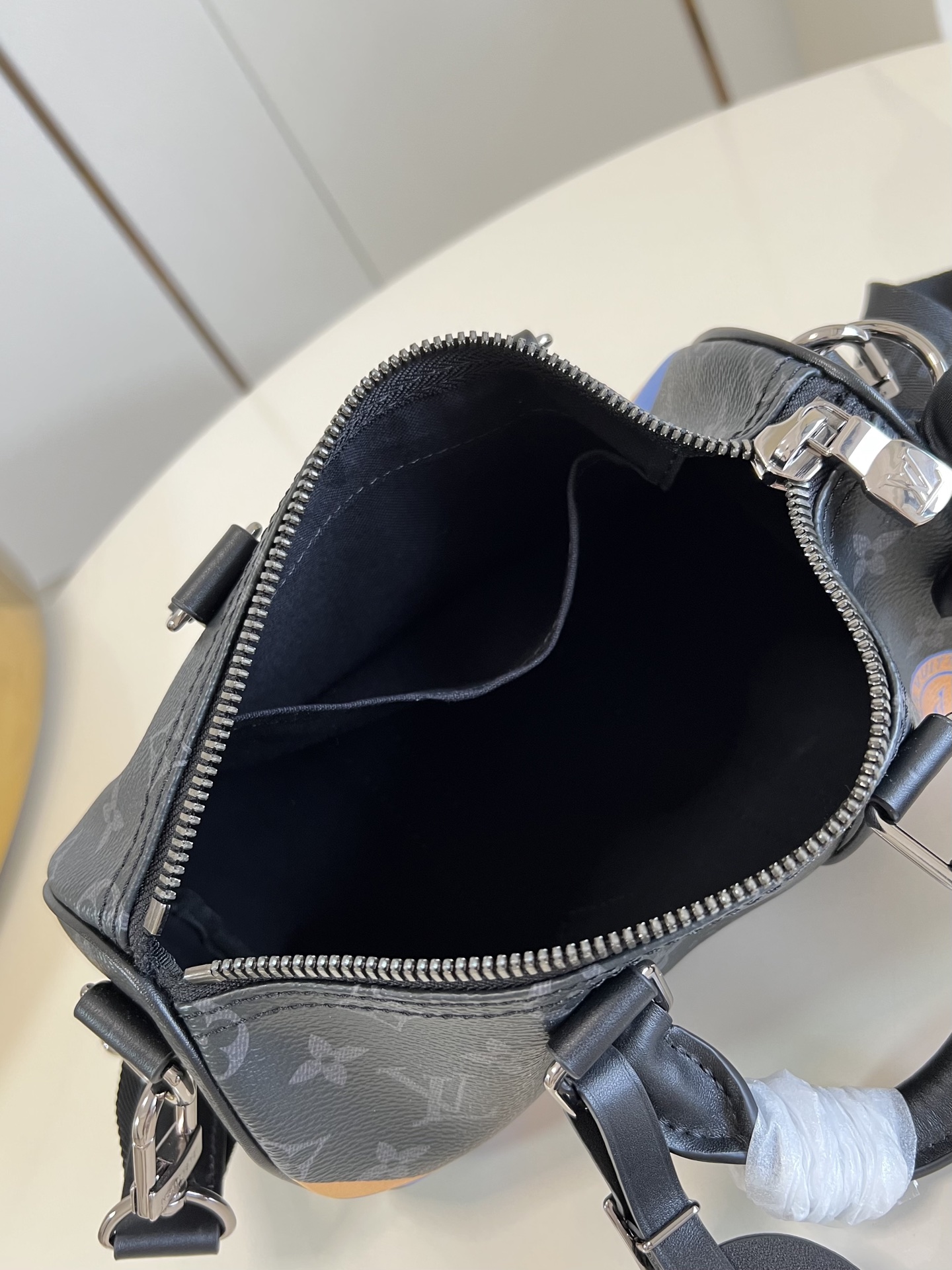 【顶级原单 】本款 Keepall 25 手袋采用 Monogram Eclipse 帆布塑造紧凑构型，