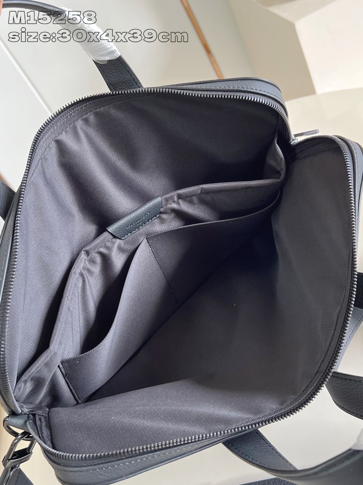 【顶级原单 M15258 】Gate 公文包选用蜡面牛皮革塑造轻柔构型和充裕空间，以加衬内隔层稳妥收纳 