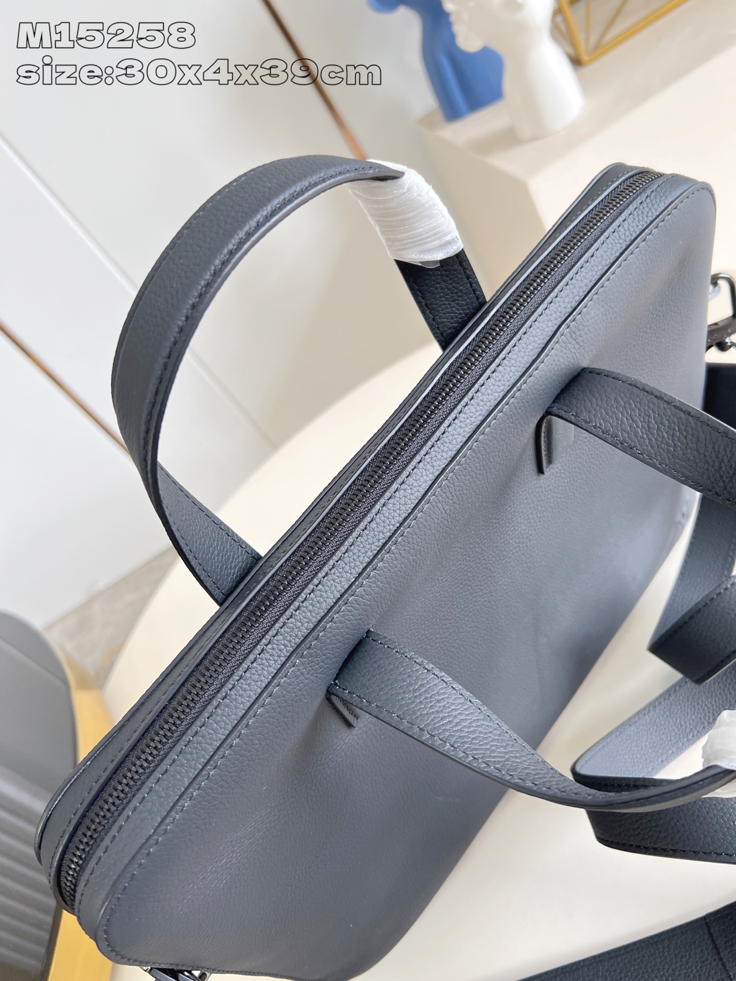 【顶级原单 M15258 】Gate 公文包选用蜡面牛皮革塑造轻柔构型和充裕空间，以加衬内隔层稳妥收纳 