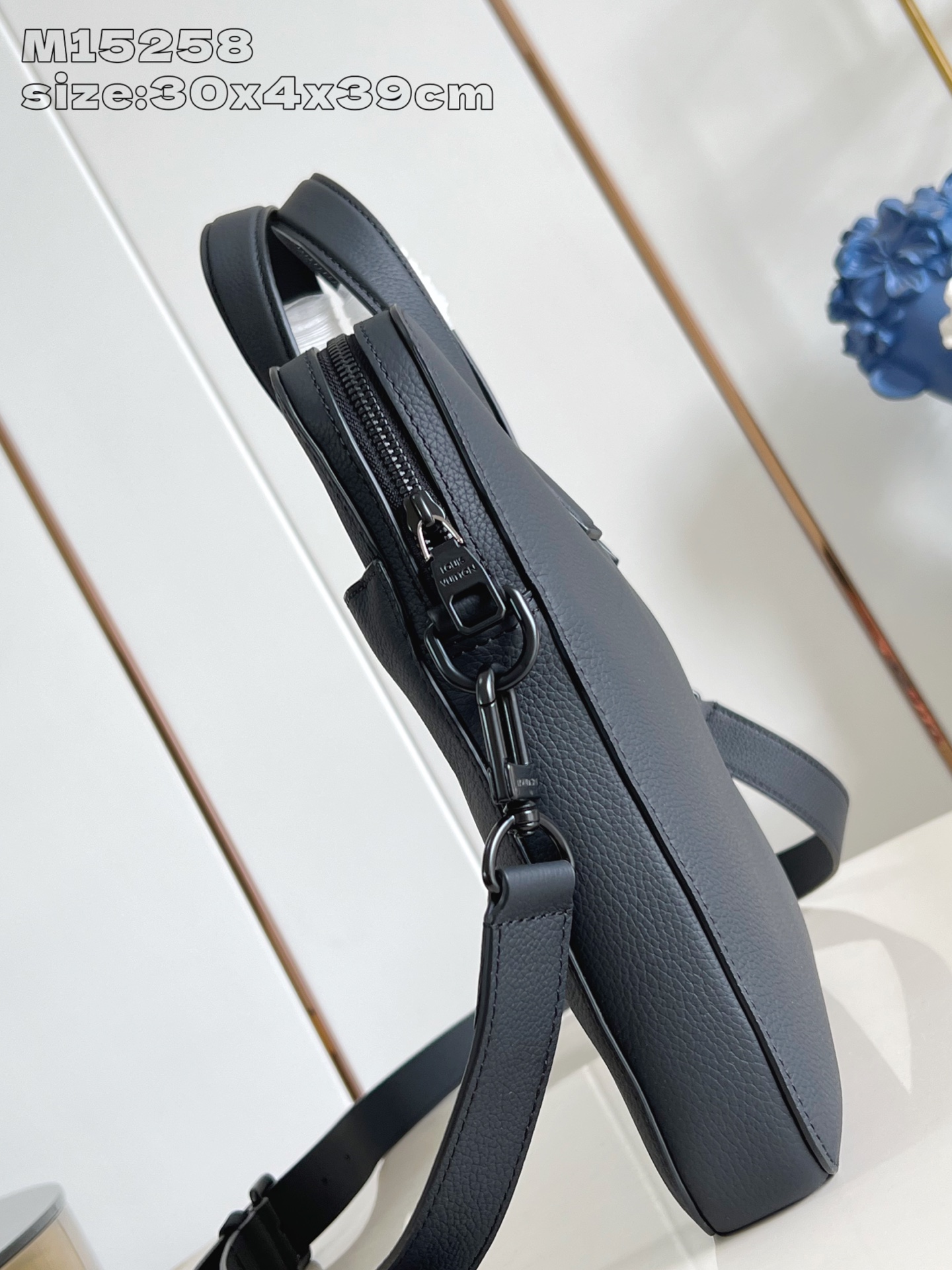 【顶级原单 M15258 】Gate 公文包选用蜡面牛皮革塑造轻柔构型和充裕空间，以加衬内隔层稳妥收纳 