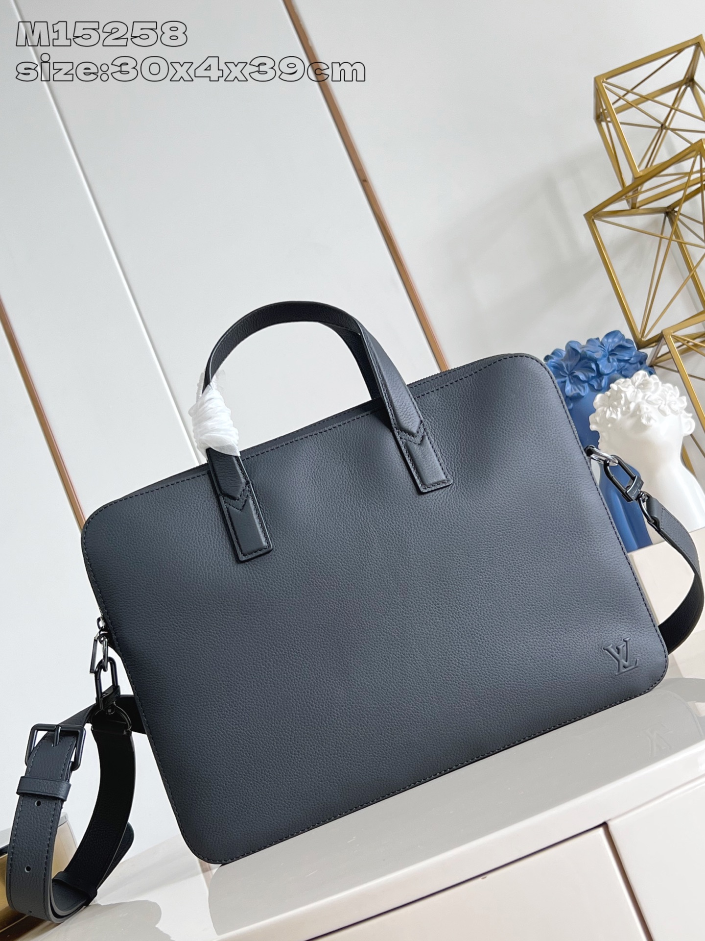 【顶级原单 M15258 】Gate 公文包选用蜡面牛皮革塑造轻柔构型和充裕空间，以加衬内隔层稳妥收纳 