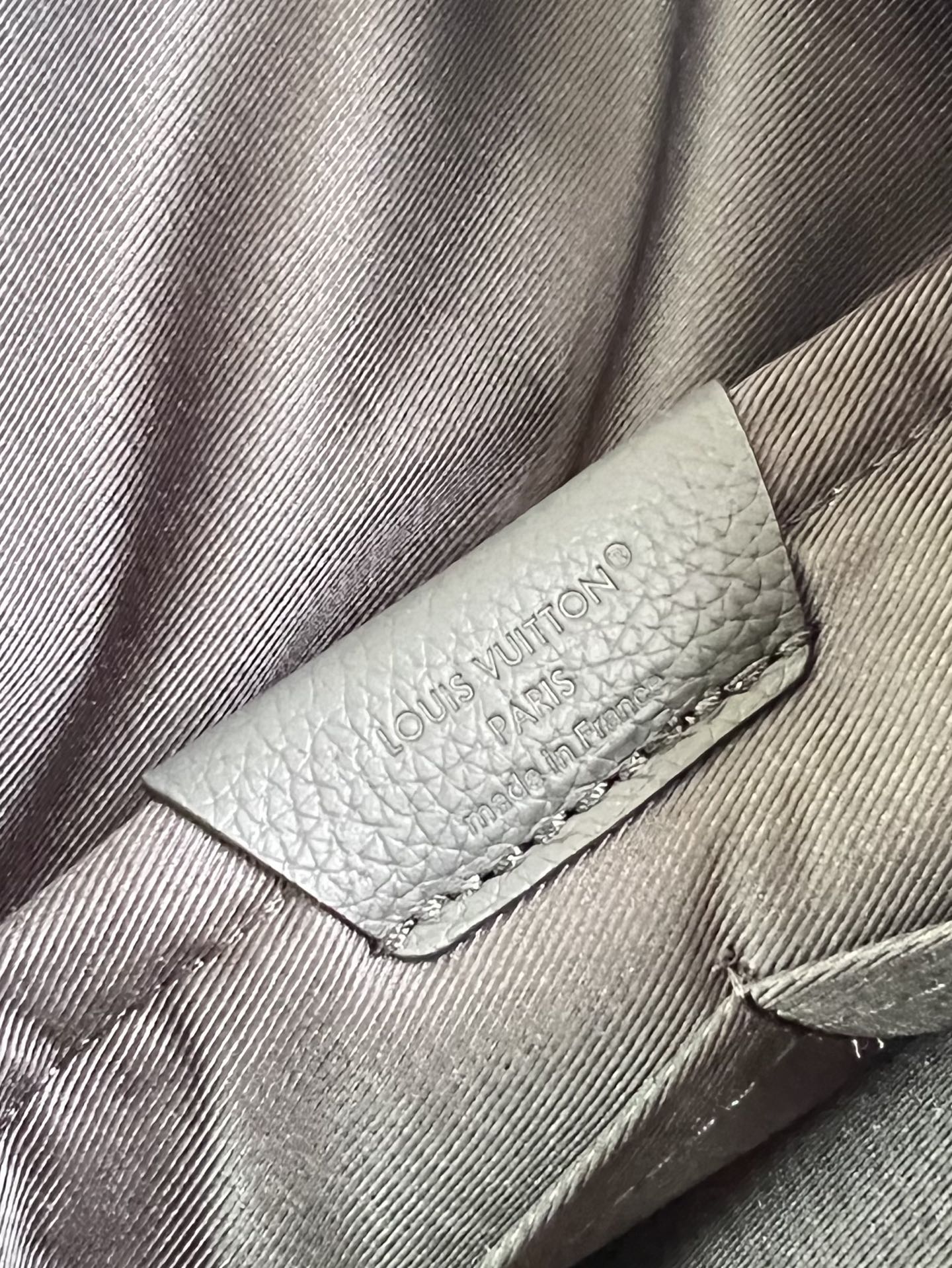 【顶级原单 M15258 】Gate 公文包选用蜡面牛皮革塑造轻柔构型和充裕空间，以加衬内隔层稳妥收纳 