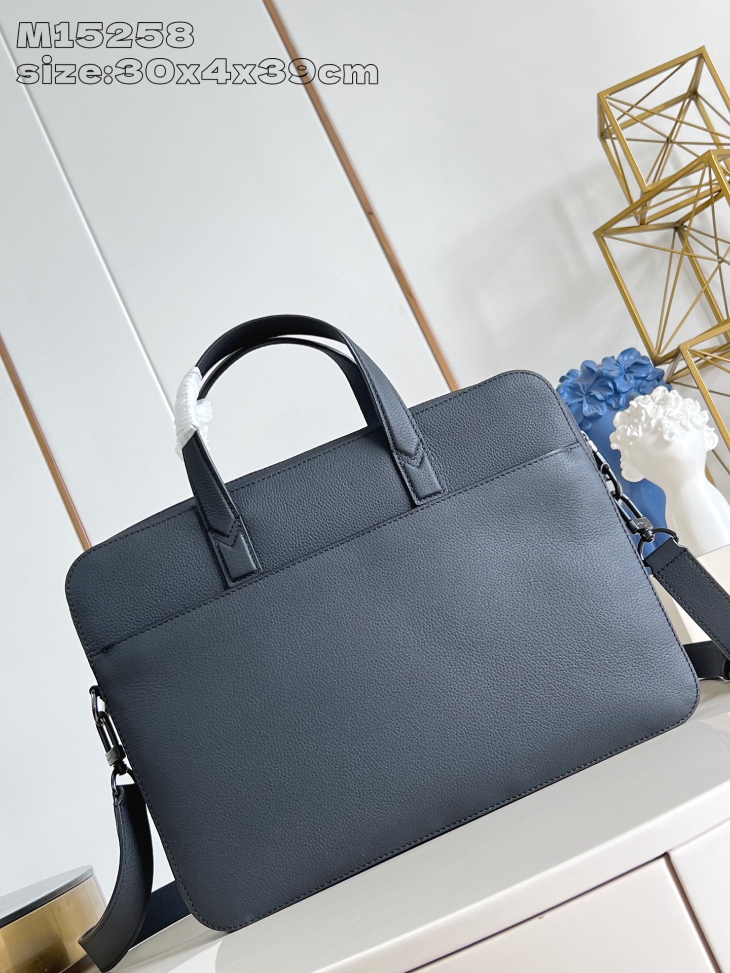 【顶级原单 M15258 】Gate 公文包选用蜡面牛皮革塑造轻柔构型和充裕空间，以加衬内隔层稳妥收纳 