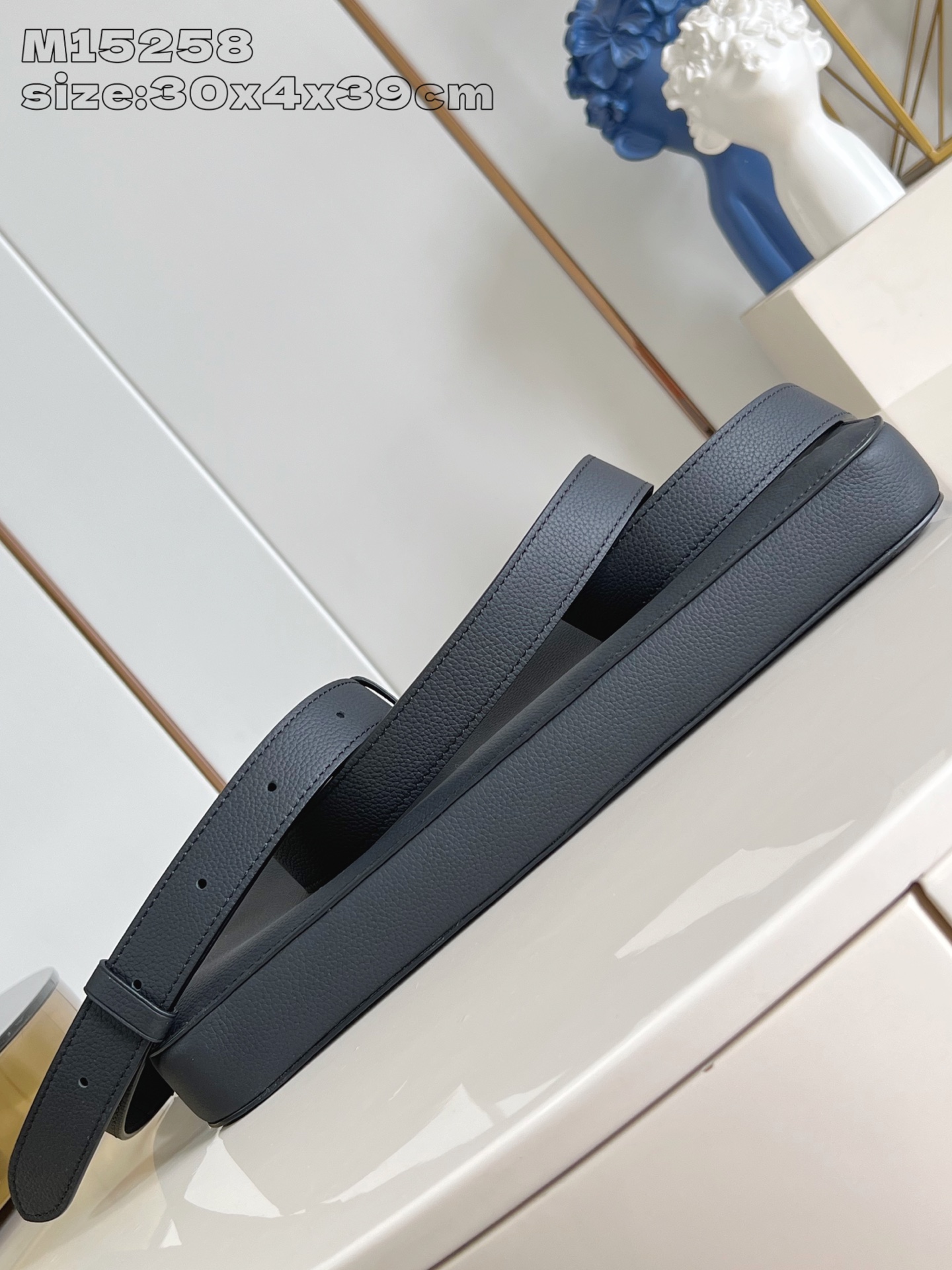 【顶级原单 M15258 】Gate 公文包选用蜡面牛皮革塑造轻柔构型和充裕空间，以加衬内隔层稳妥收纳 