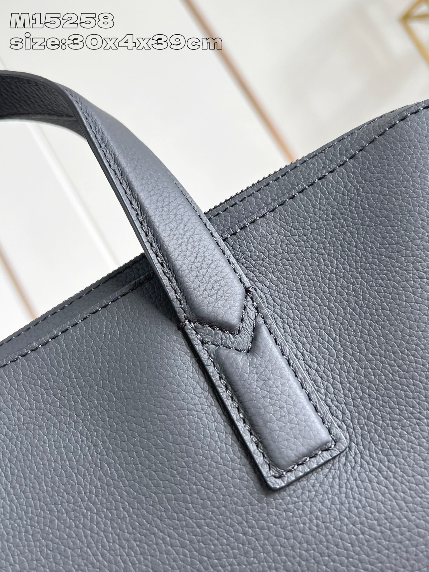 【顶级原单 M15258 】Gate 公文包选用蜡面牛皮革塑造轻柔构型和充裕空间，以加衬内隔层稳妥收纳 