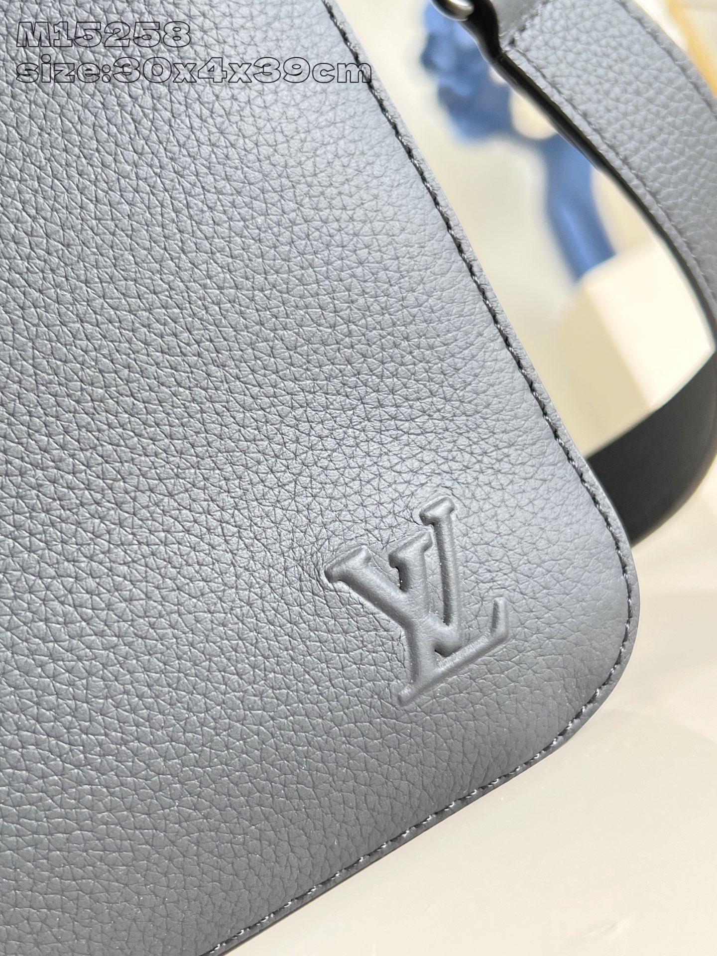 【顶级原单 M15258 】Gate 公文包选用蜡面牛皮革塑造轻柔构型和充裕空间，以加衬内隔层稳妥收纳 