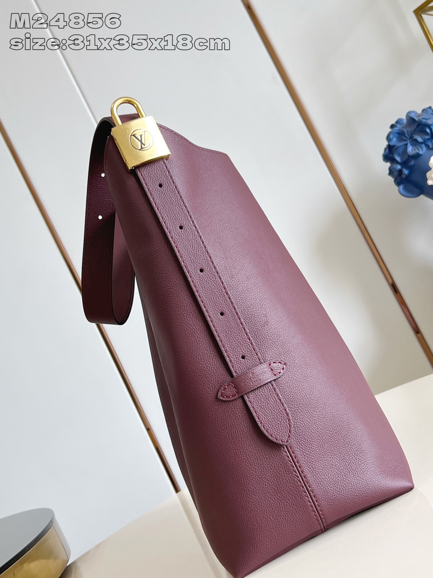 【顶级原单 M24856紫红 】M15209 本款 Low Key Hobo 中号手袋以柔软牛皮革勾勒简