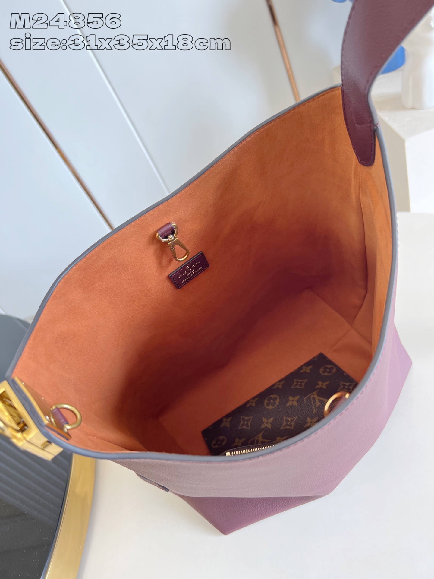 【顶级原单 M24856紫红 】M15209 本款 Low Key Hobo 中号手袋以柔软牛皮革勾勒简