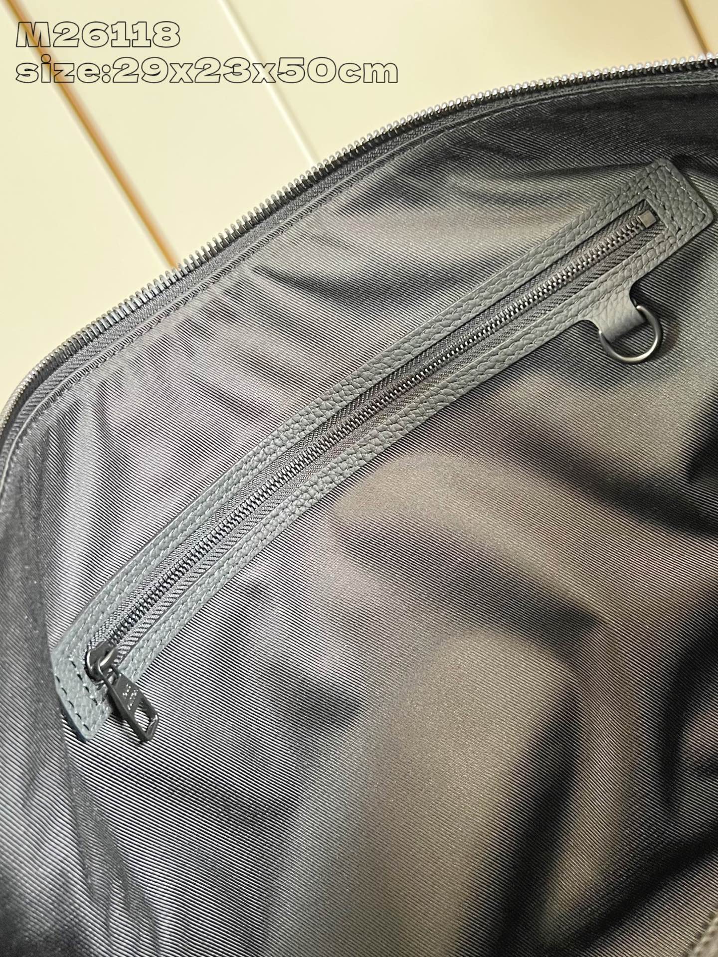 【顶级原单 M26118 】本款 Keepall Bandoulière 50 旅行袋取材蜡面牛皮革和织