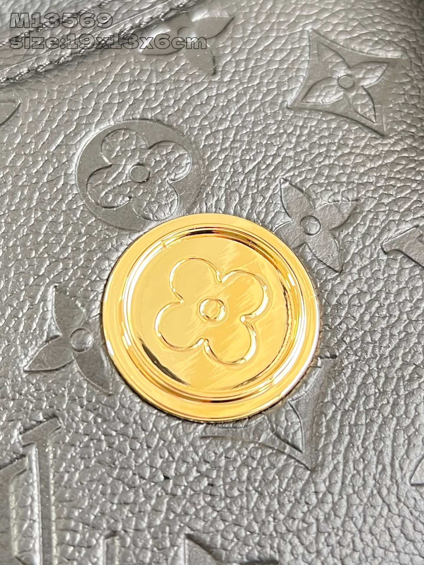 【顶级原单 M13569黑 】這款Wallet On Chain Rosy兼具實用功能和時尚風格，為Mo