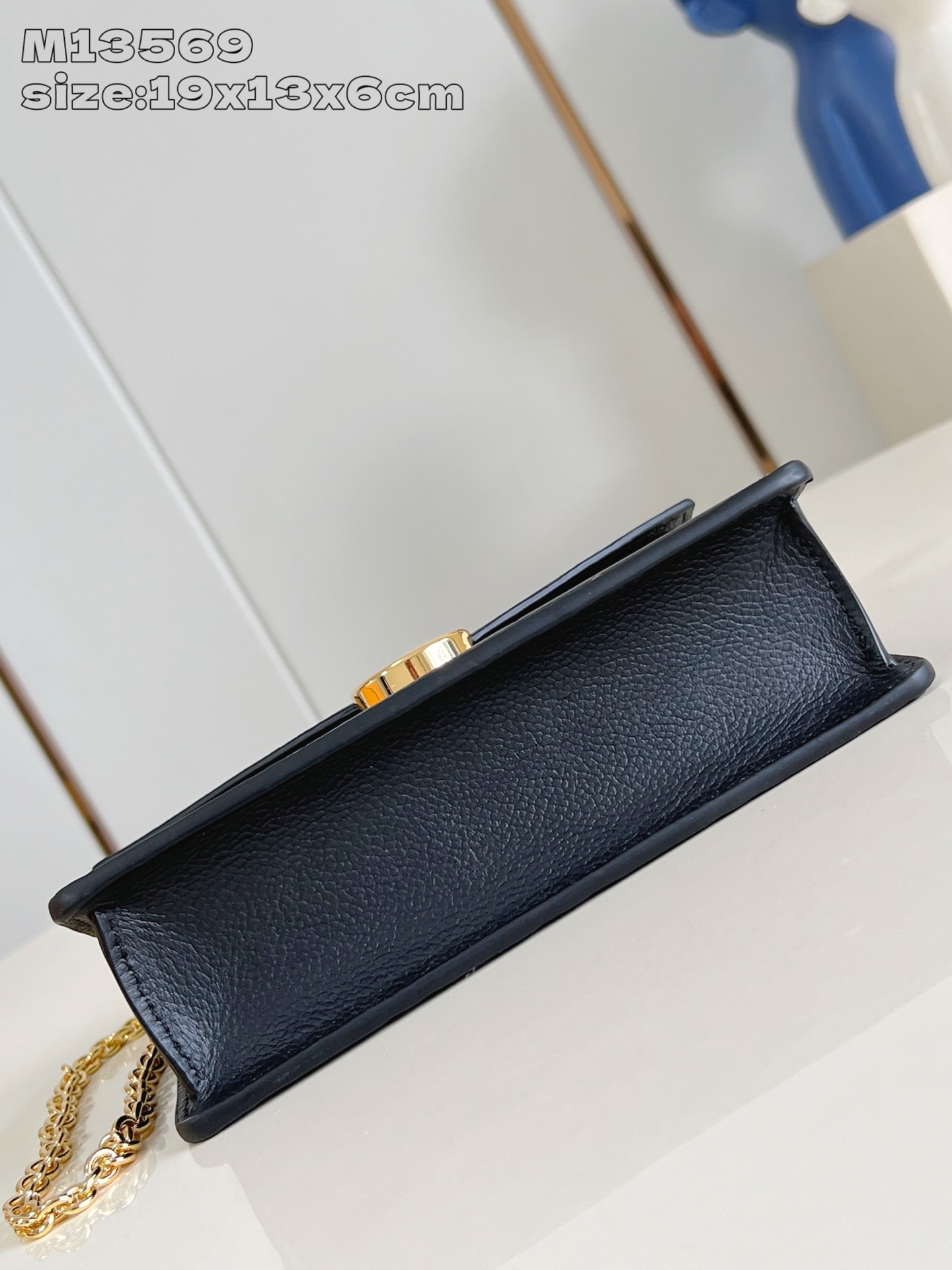 【顶级原单 M13569黑 】這款Wallet On Chain Rosy兼具實用功能和時尚風格，為Mo