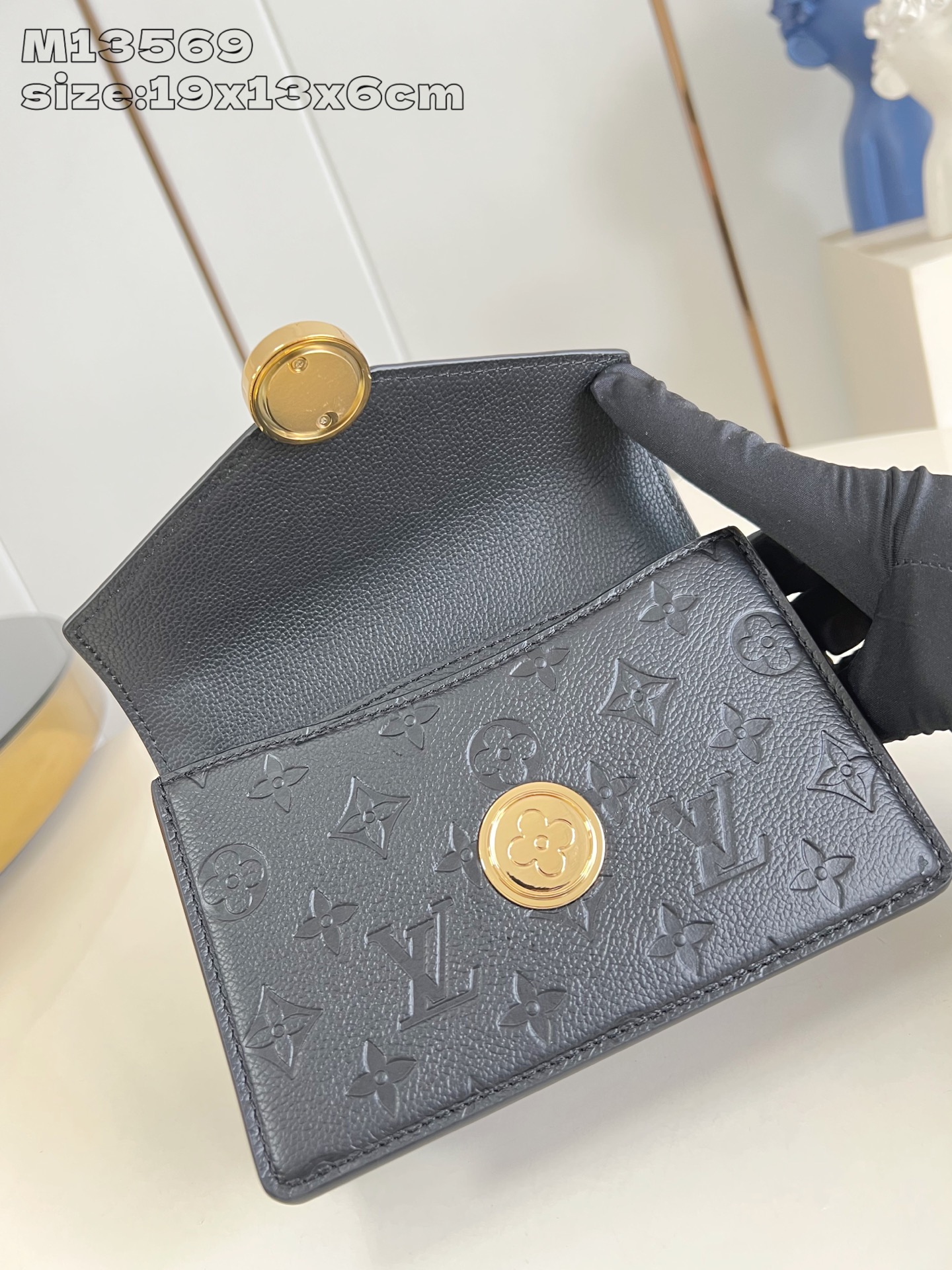 【顶级原单 M13569黑 】這款Wallet On Chain Rosy兼具實用功能和時尚風格，為Mo