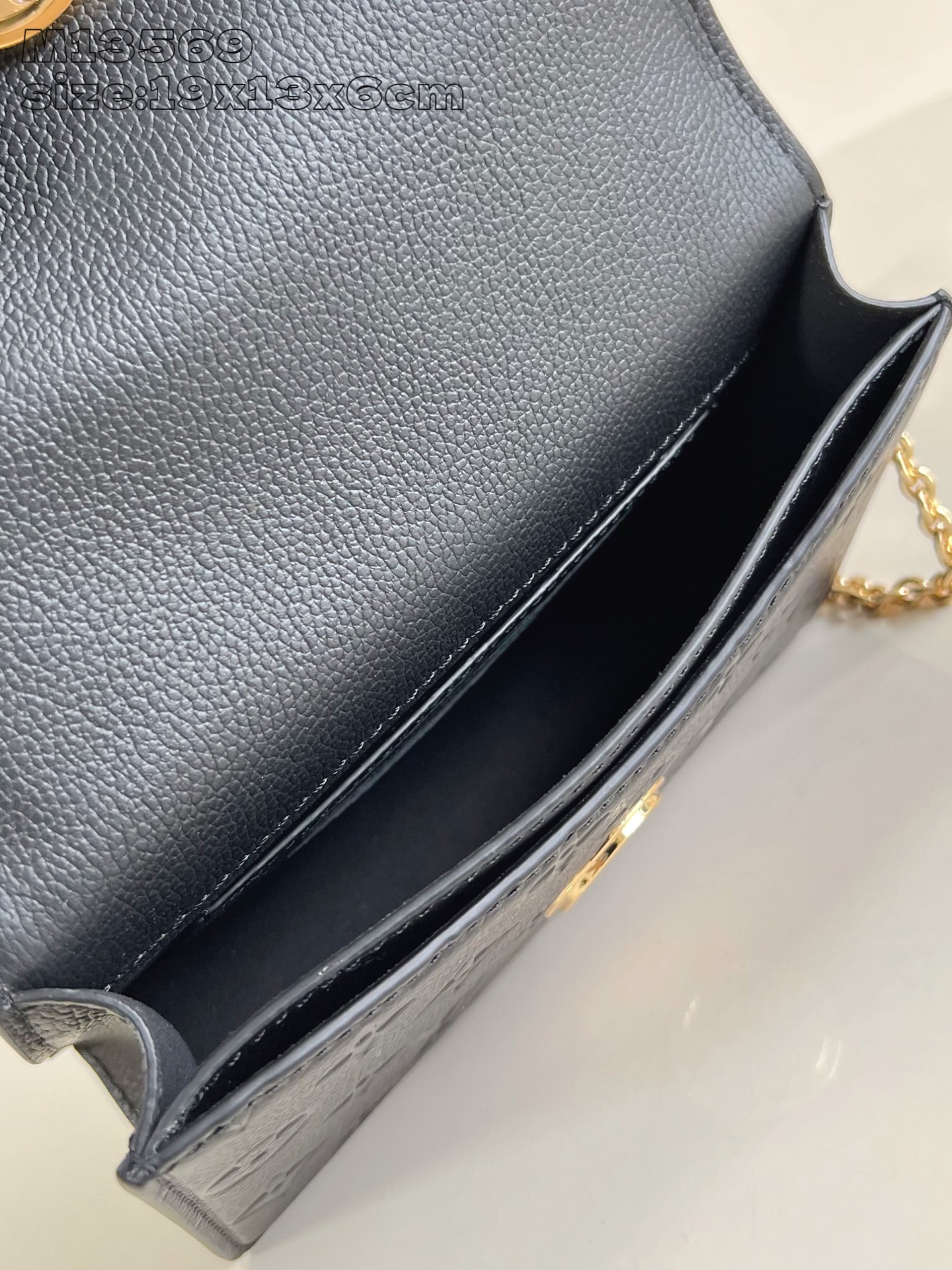 【顶级原单 M13569黑 】這款Wallet On Chain Rosy兼具實用功能和時尚風格，為Mo